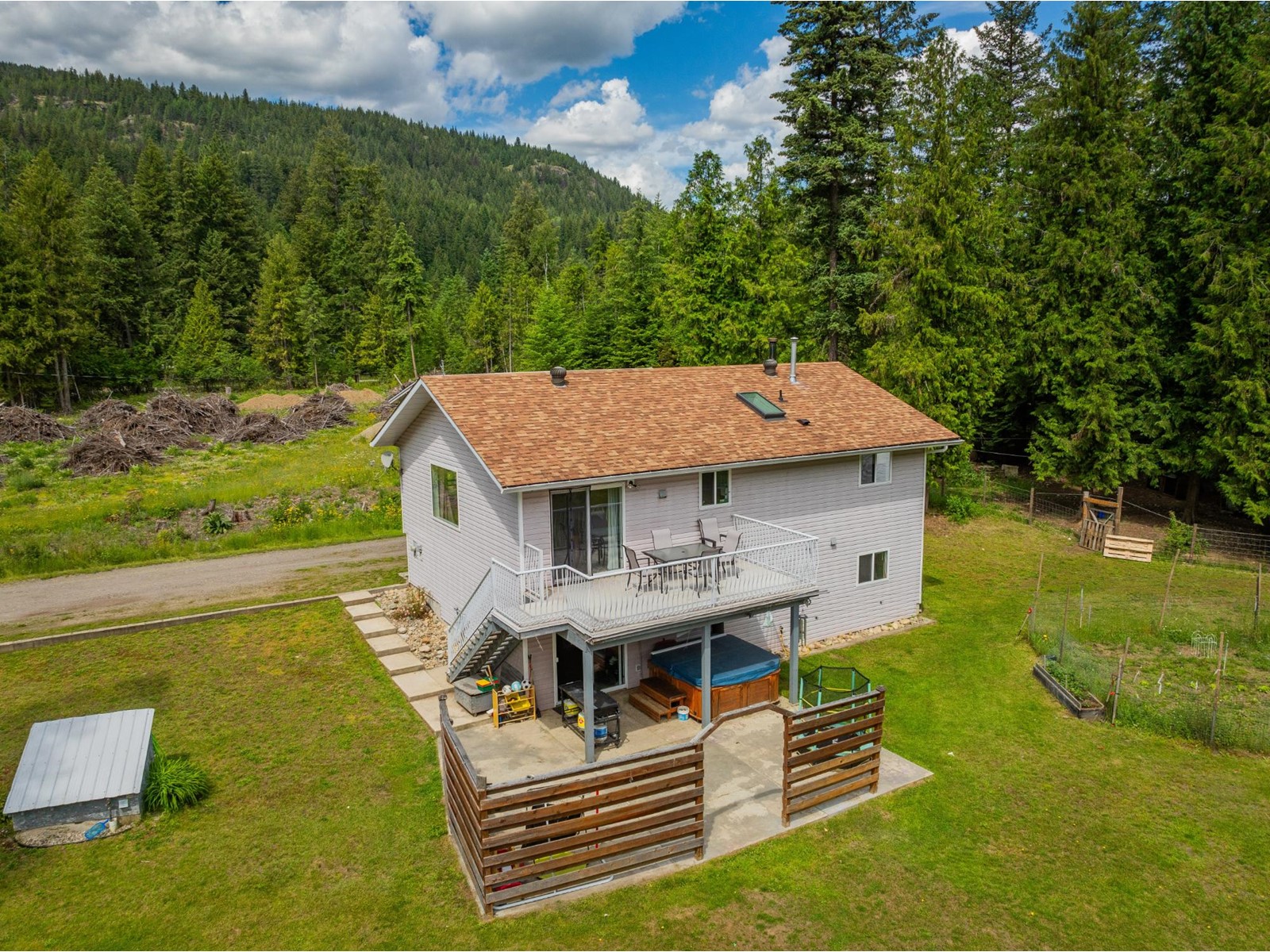 982 KELLY DRIVE, Castlegar, British Columbia V1N4P5 For Sale HouseSigma