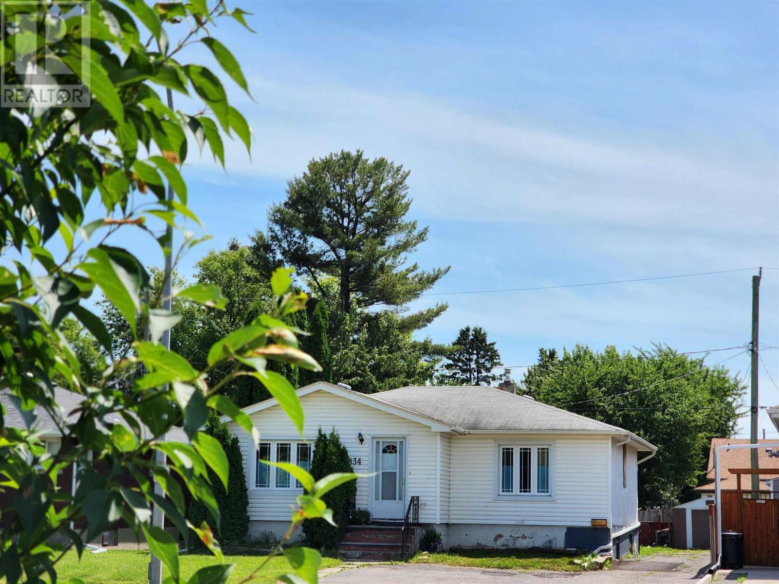 1834 Victoria AVE E, Thunder Bay, Ontario P7C1E2 For Sale HouseSigma