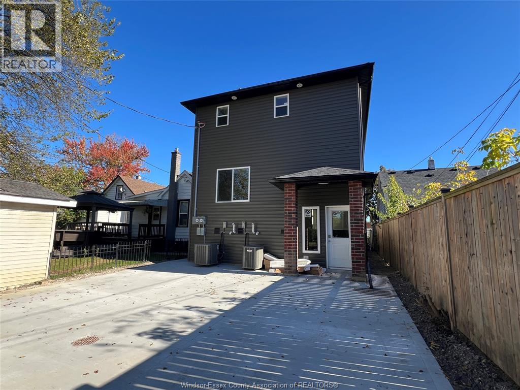Unit Back - 917 Mckay AVENUE, Windsor 2