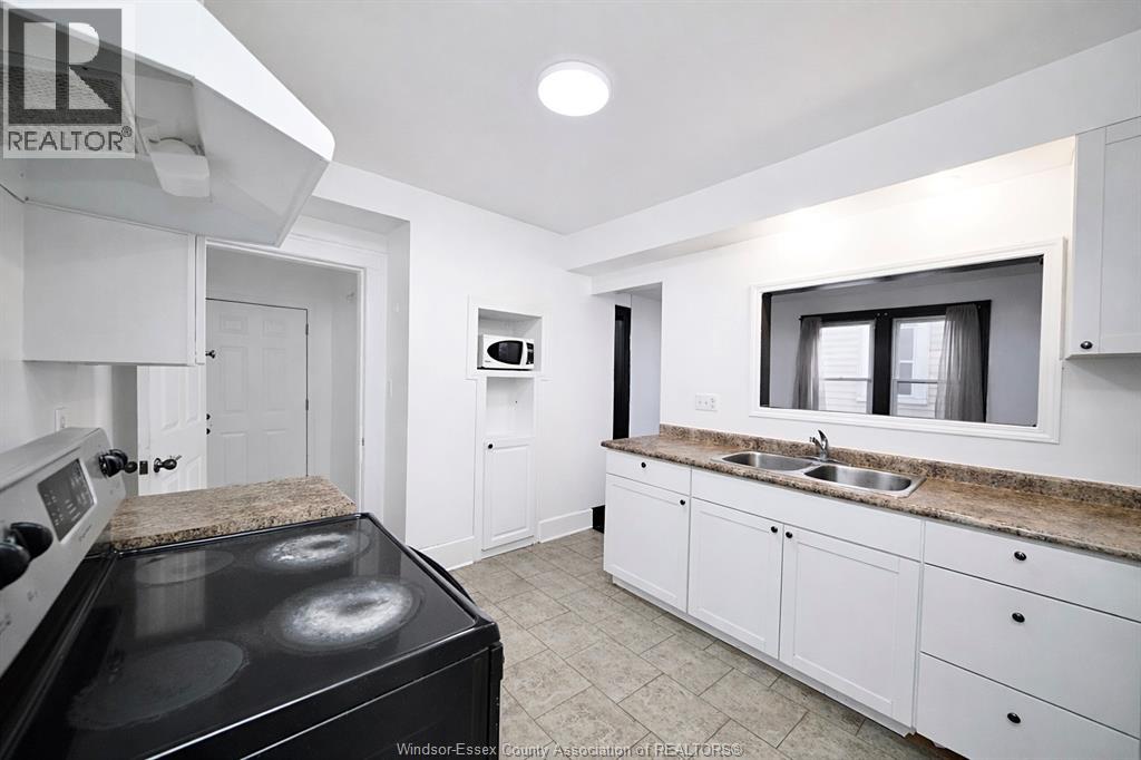 3463 HARRIS STREET, Windsor 5