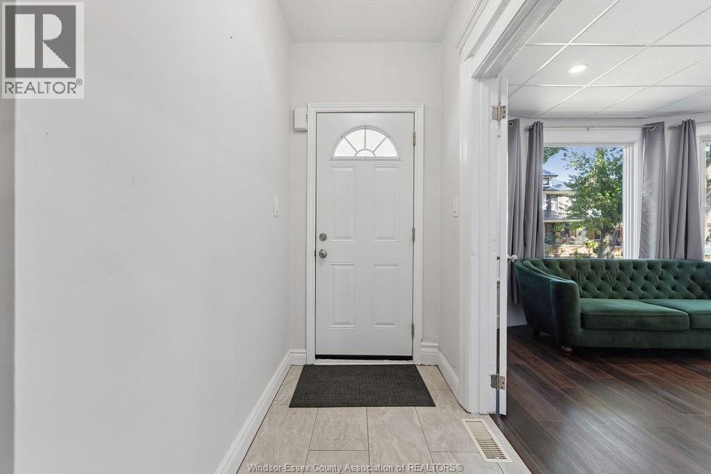 Unit MAIN FLOOR - 855 LINCOLN, Windsor 5