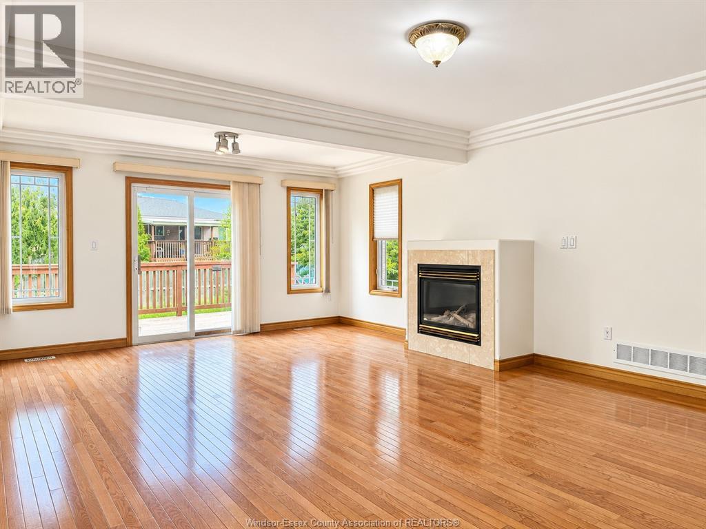 512 JOHN HARVEY, Windsor 4