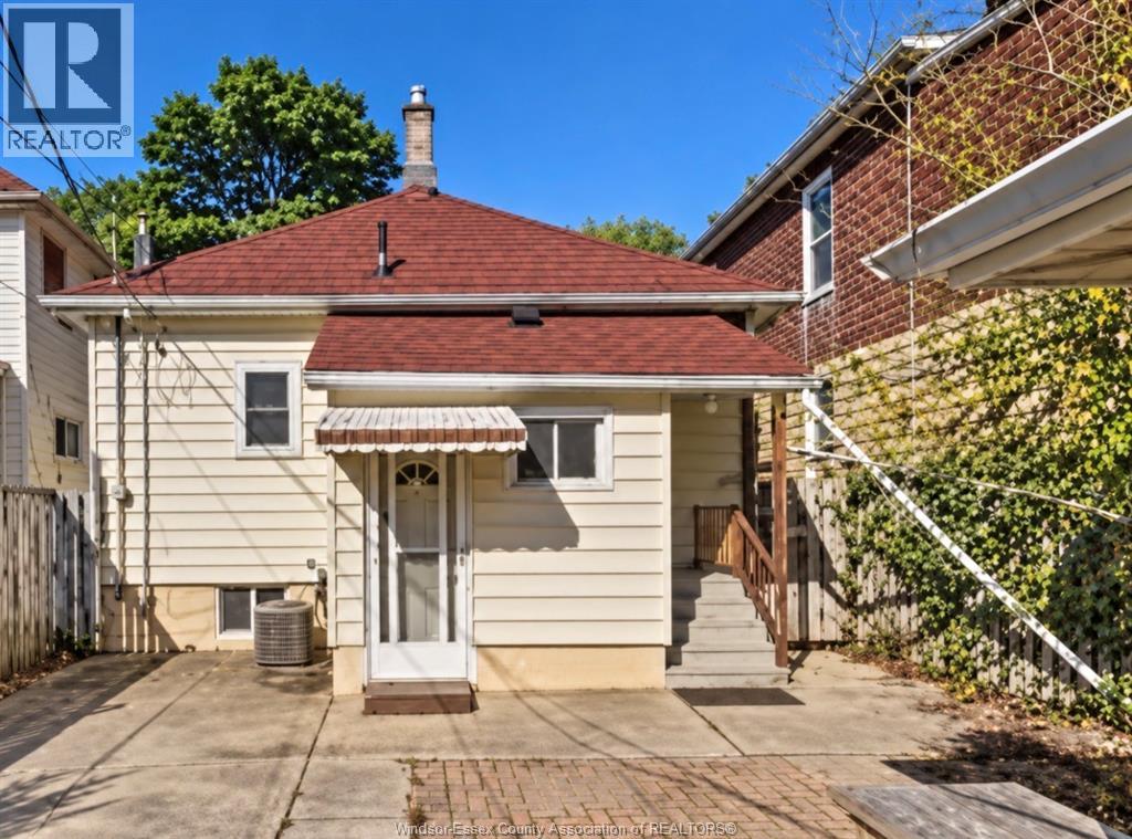 1352 LINCOLN, Windsor 1