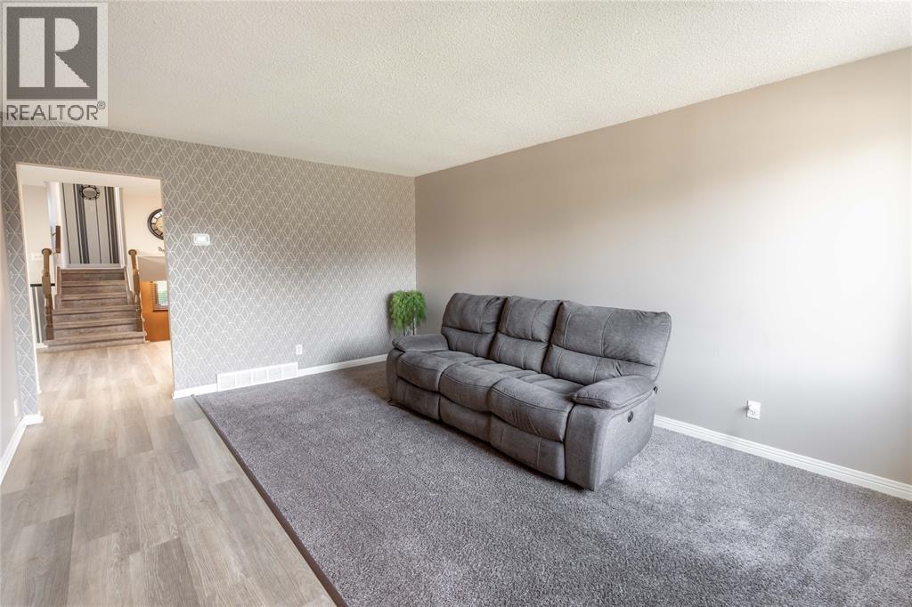 1279 THISTLEDOWN AVENUE, Sarnia 4