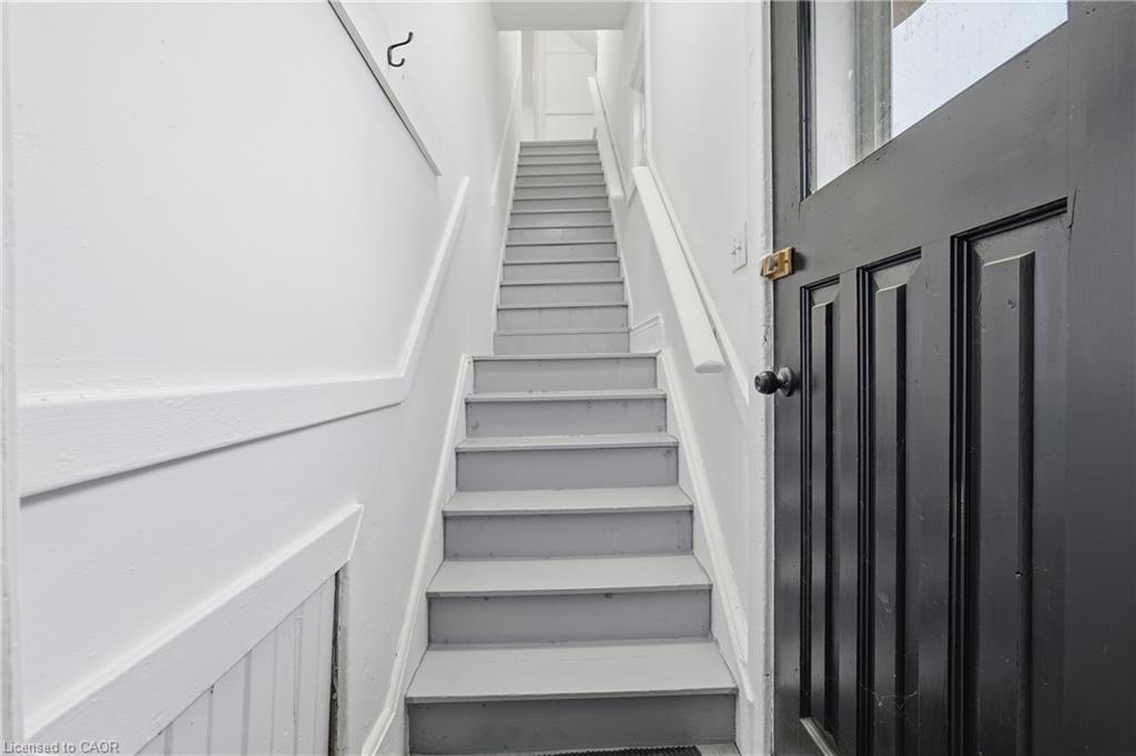 Unit Upper - 27 Albert Street, Welland 3
