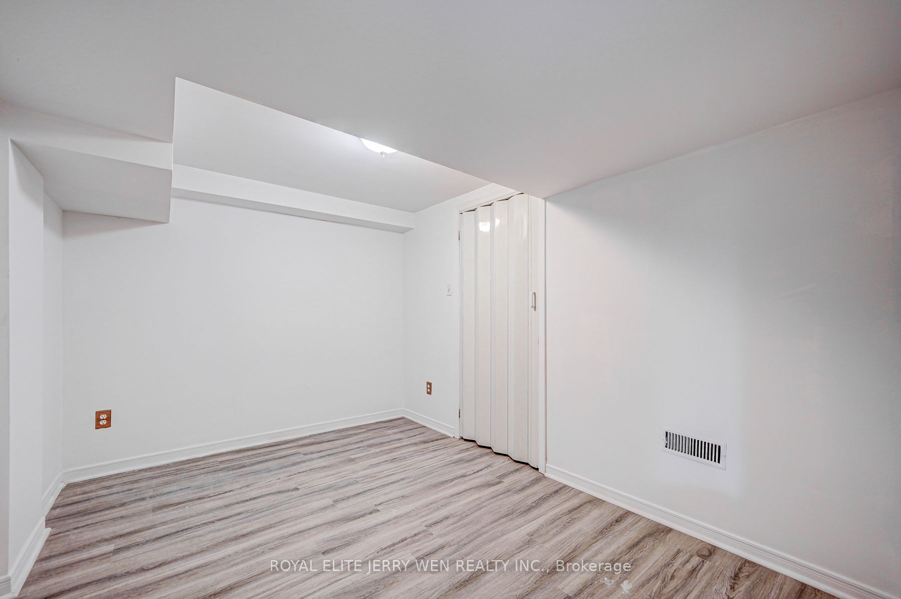 Unit basemt - 171 Lawrence Avenue W, Toronto 4