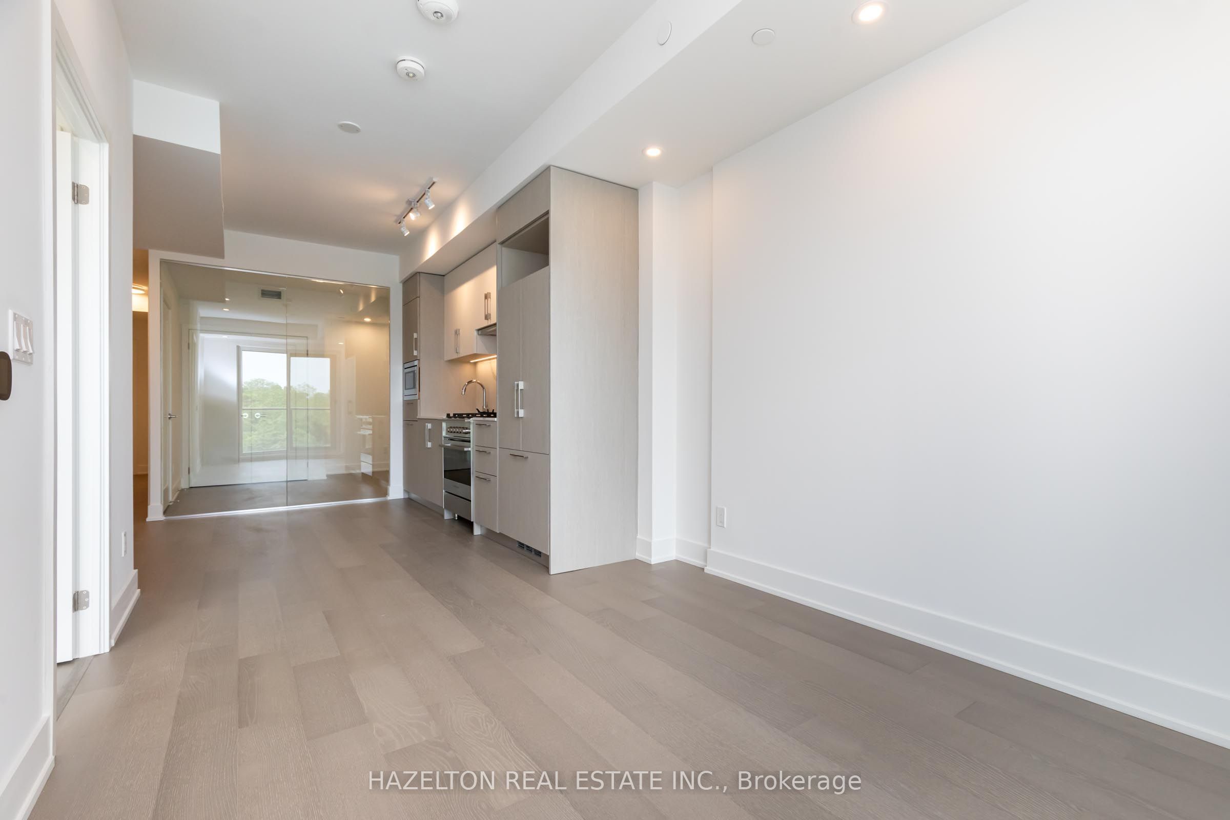 Unit 605 - 8 Manor Road W, Toronto 5