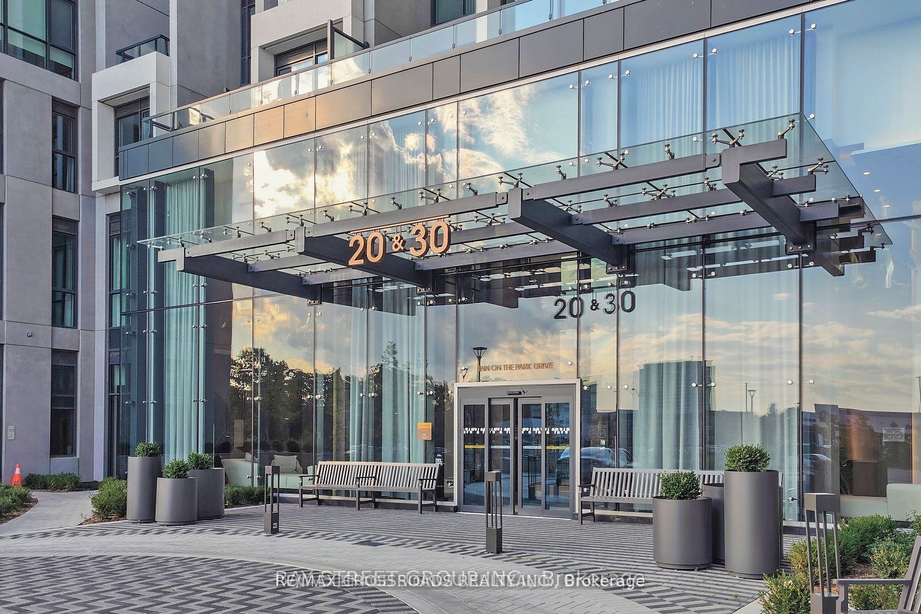 Unit 1333 - 20 Inn On The Park Drive, North York 2
