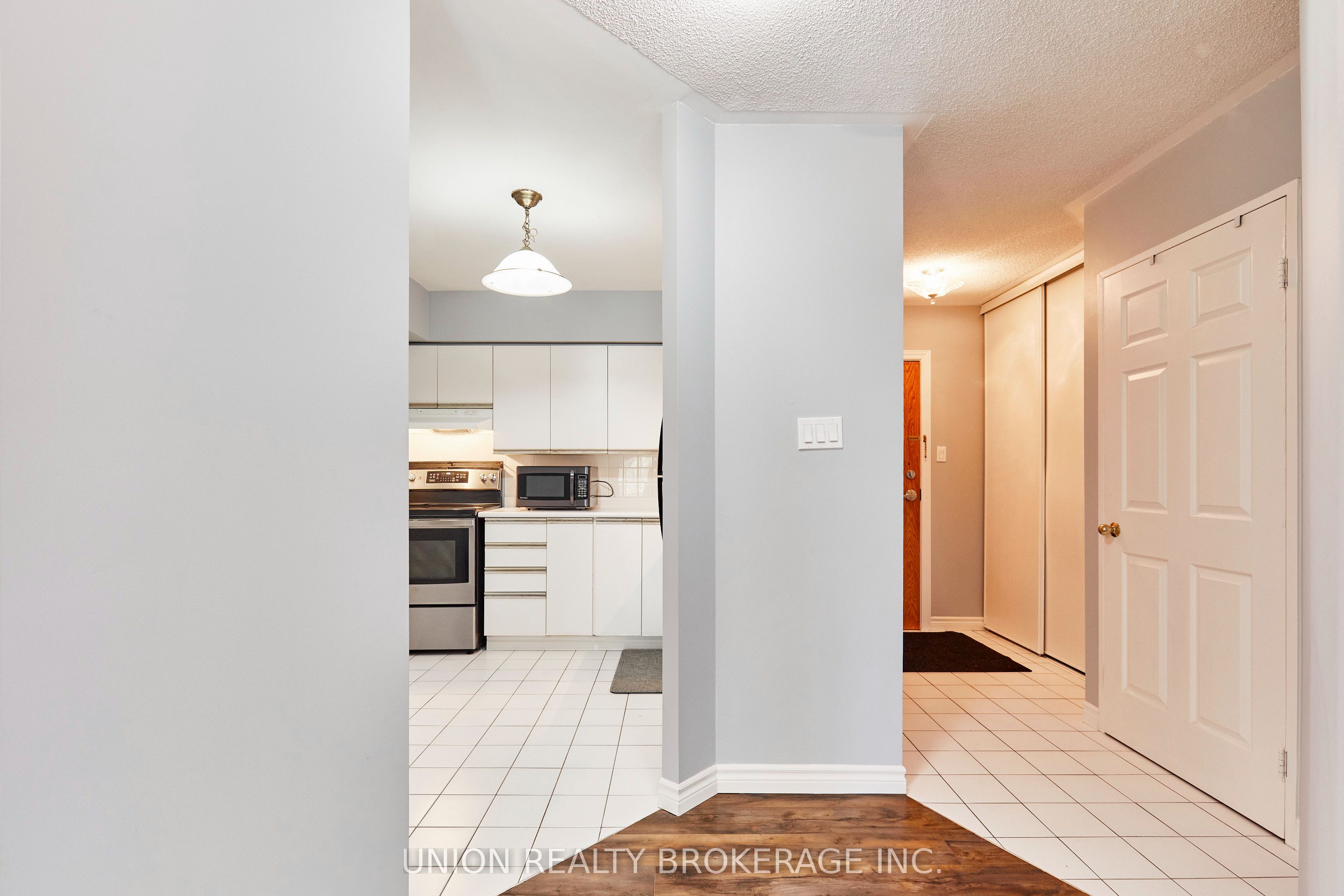 Unit 212 - 897 Sheppard Avenue W, North York 4