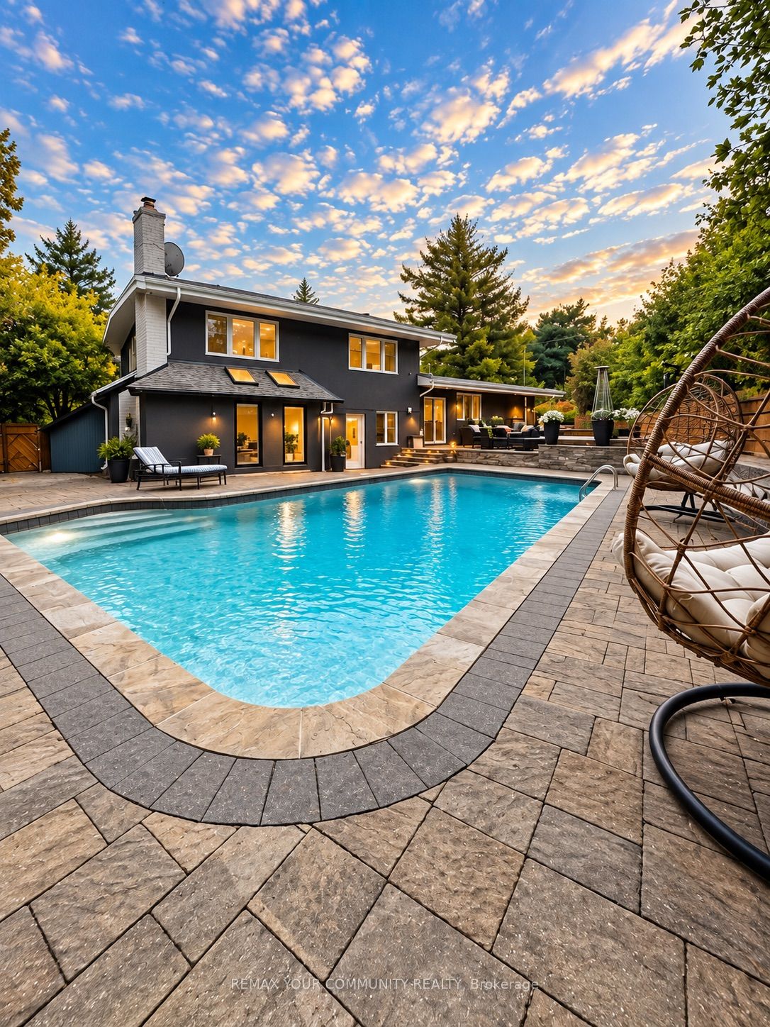 27 Artinger Court, North York 2