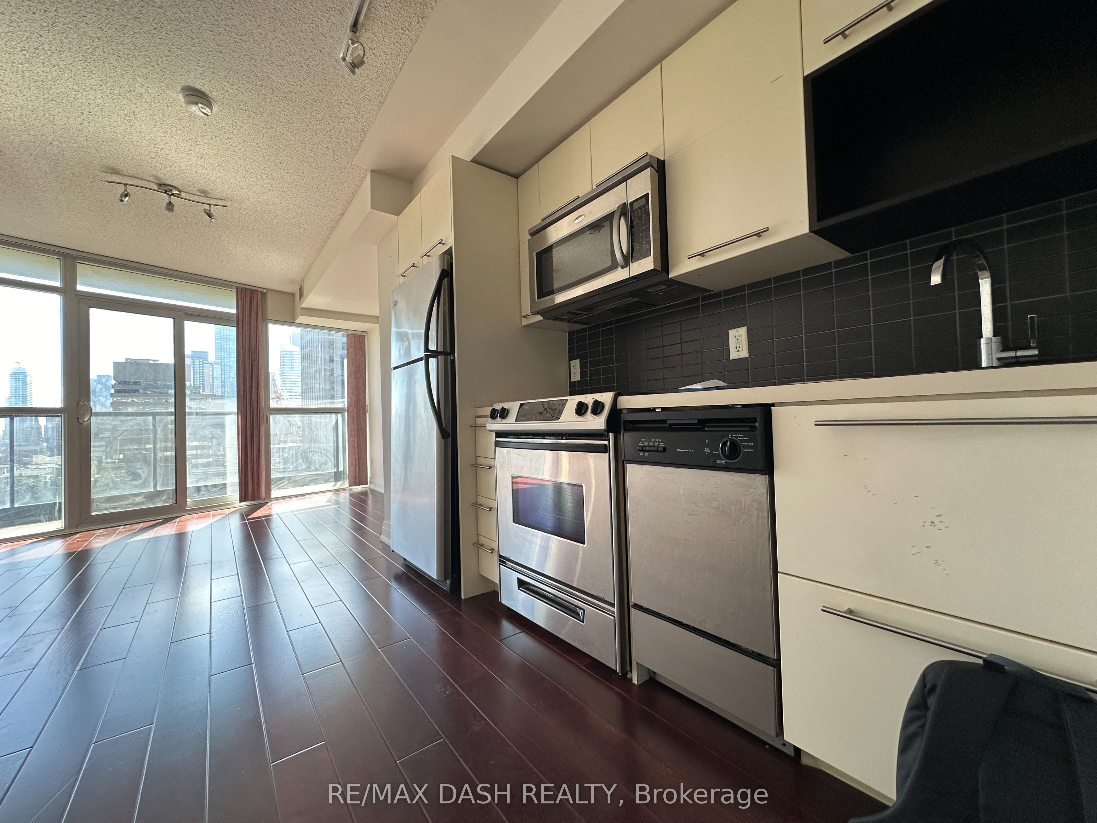 Unit 1008 - 21 Carlton Street, Toronto 4