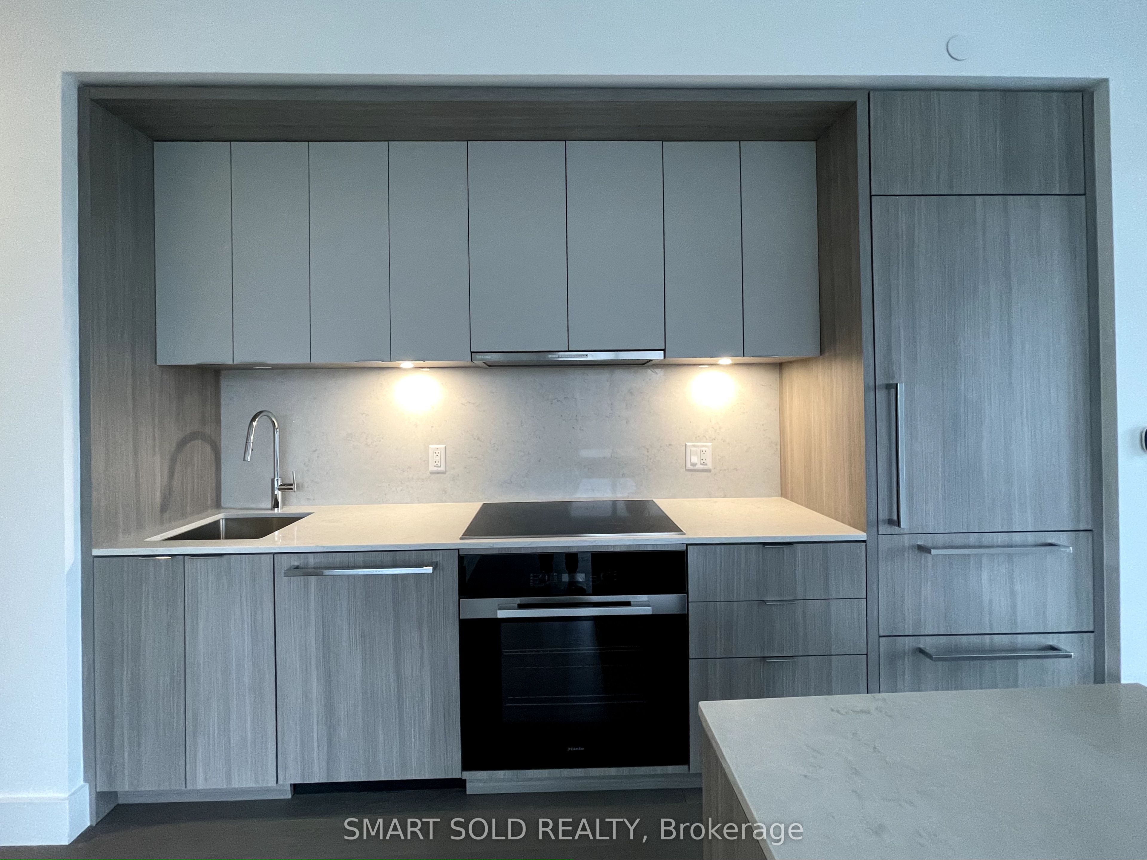 Unit 610 - 6 Greenbriar Road E, North York 4