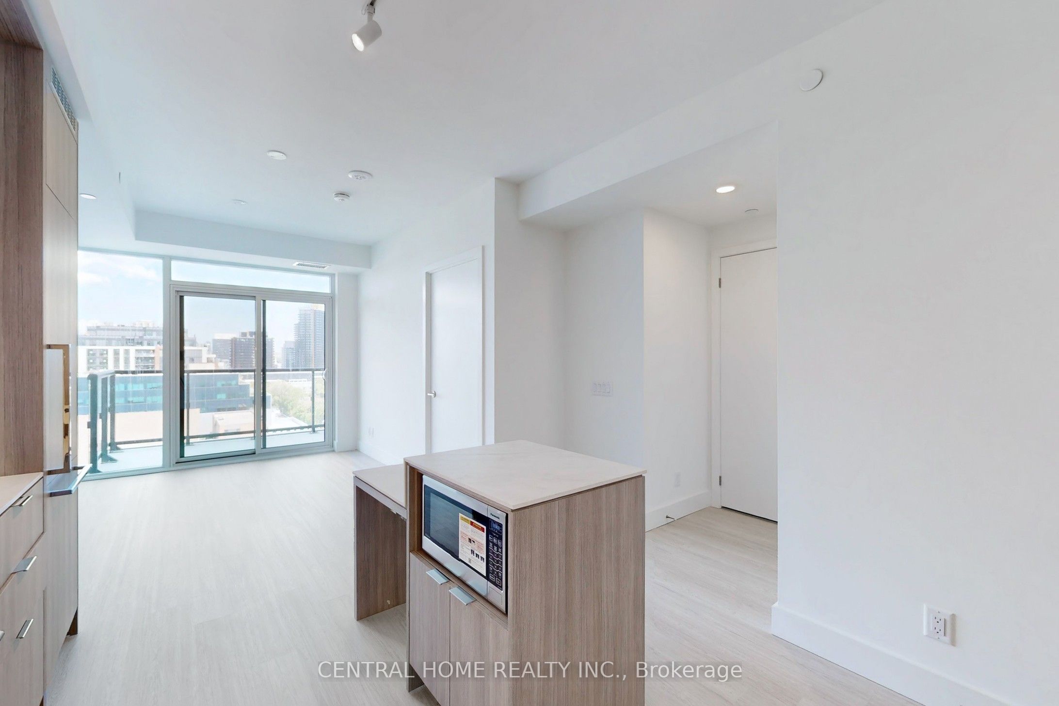 Unit 917 - 6 Greenbriar Road, North York 2