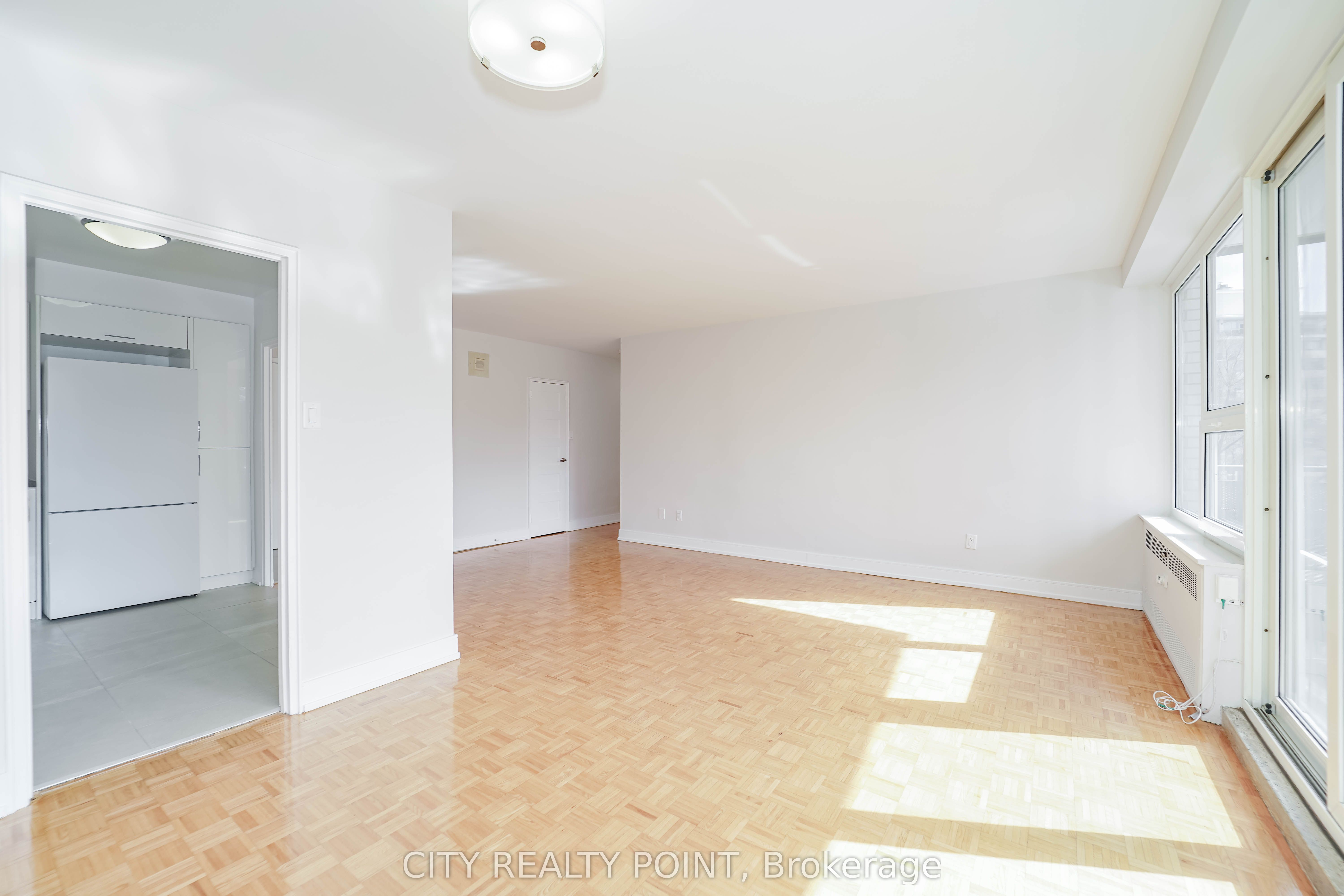 Unit 907 - 10 Shallmar Boulevard, Toronto 5