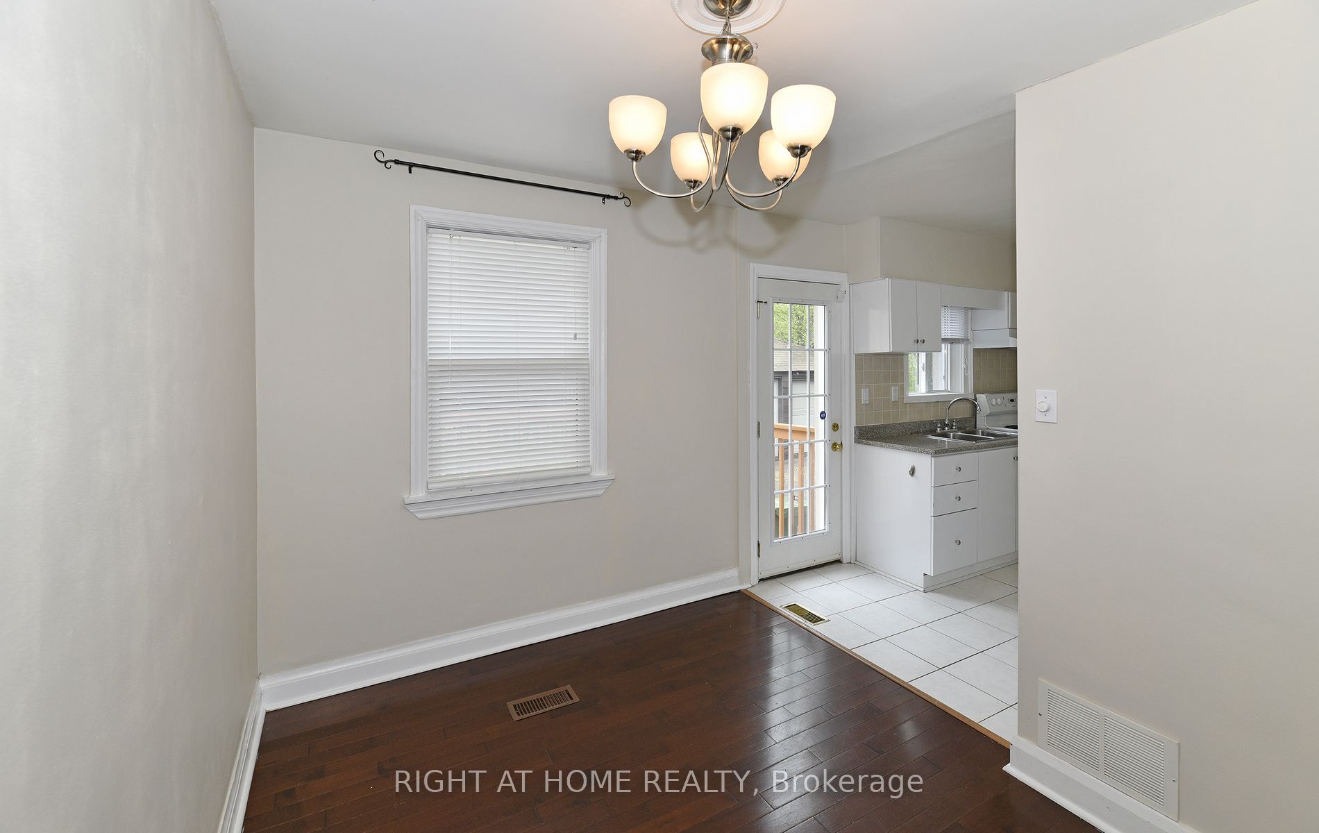 234 Poyntz Avenue, North York 5