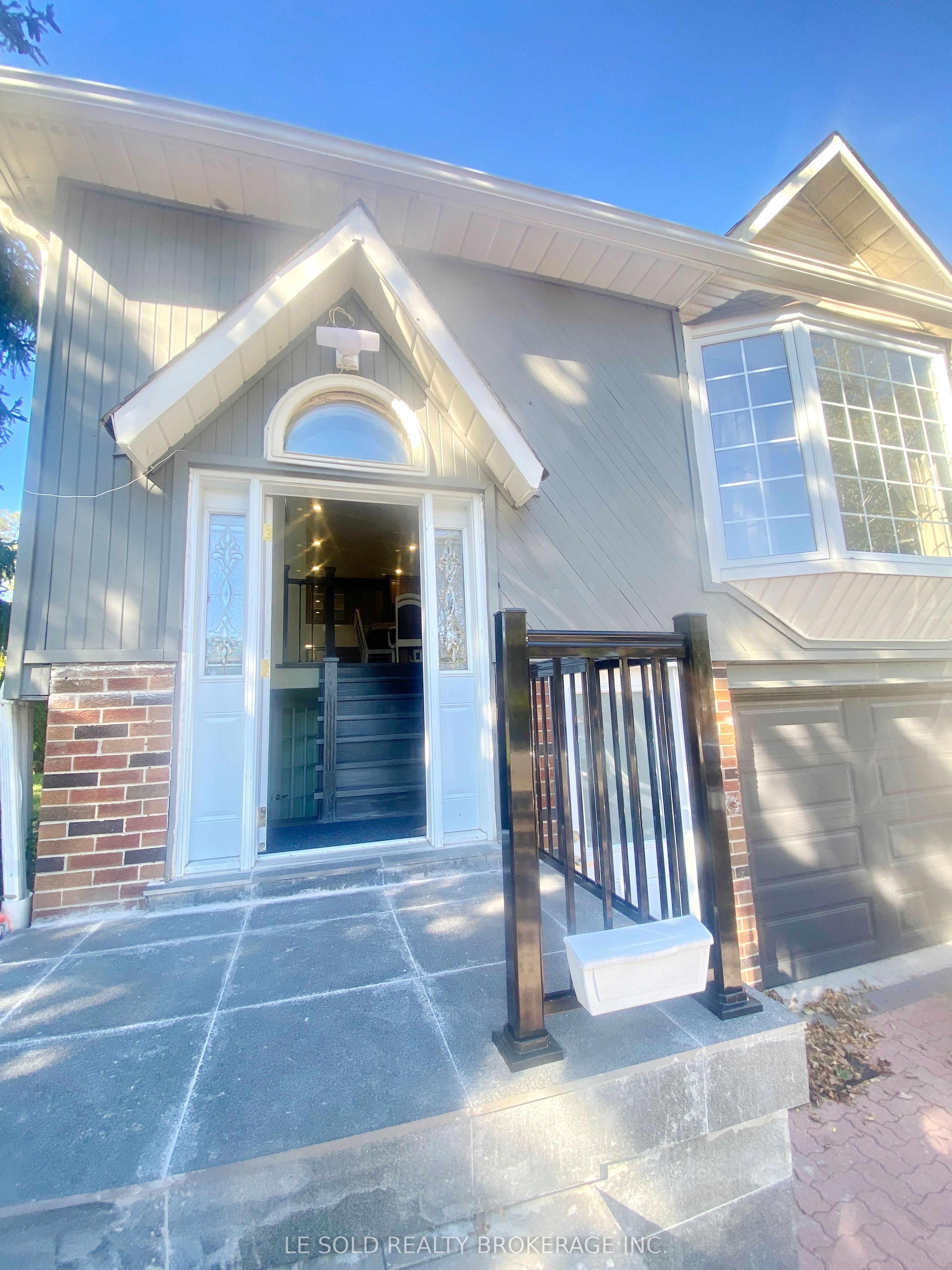 Unit Upper - 2 Chipwood Crescent, North York 2