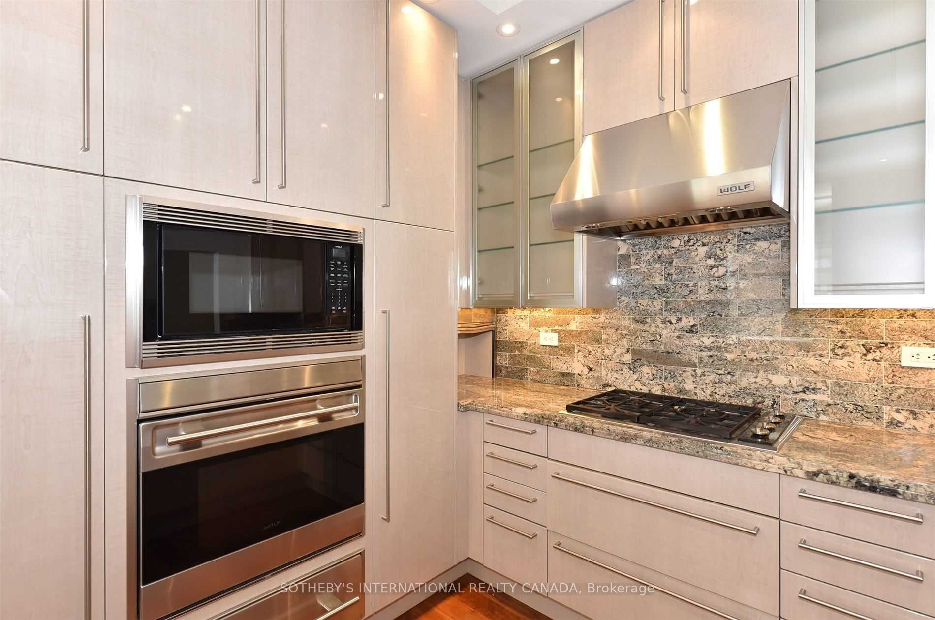 Unit 6D - 1 St. Thomas Street, Toronto 4