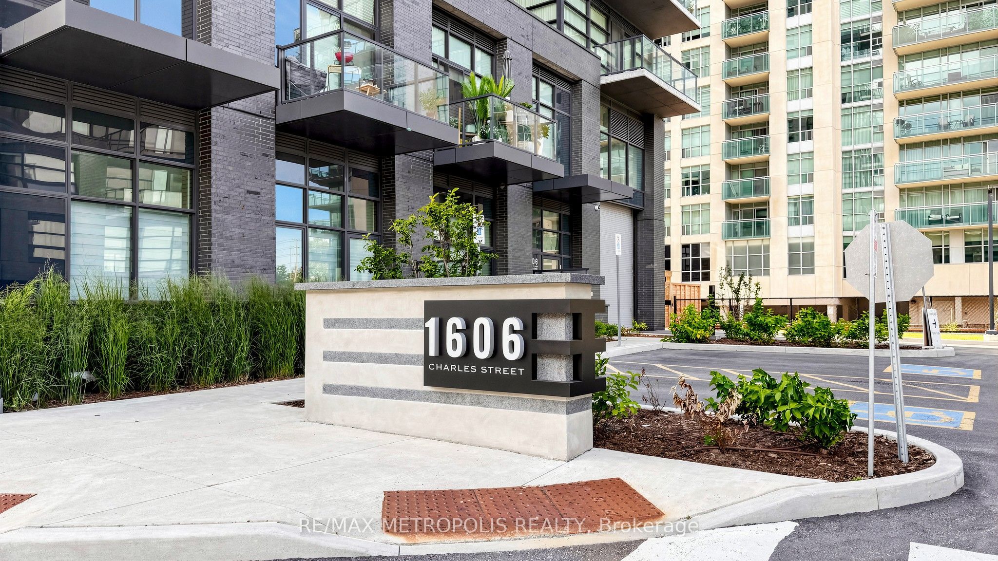 Unit 1707 - 1606 Charles Street, Whitby 4