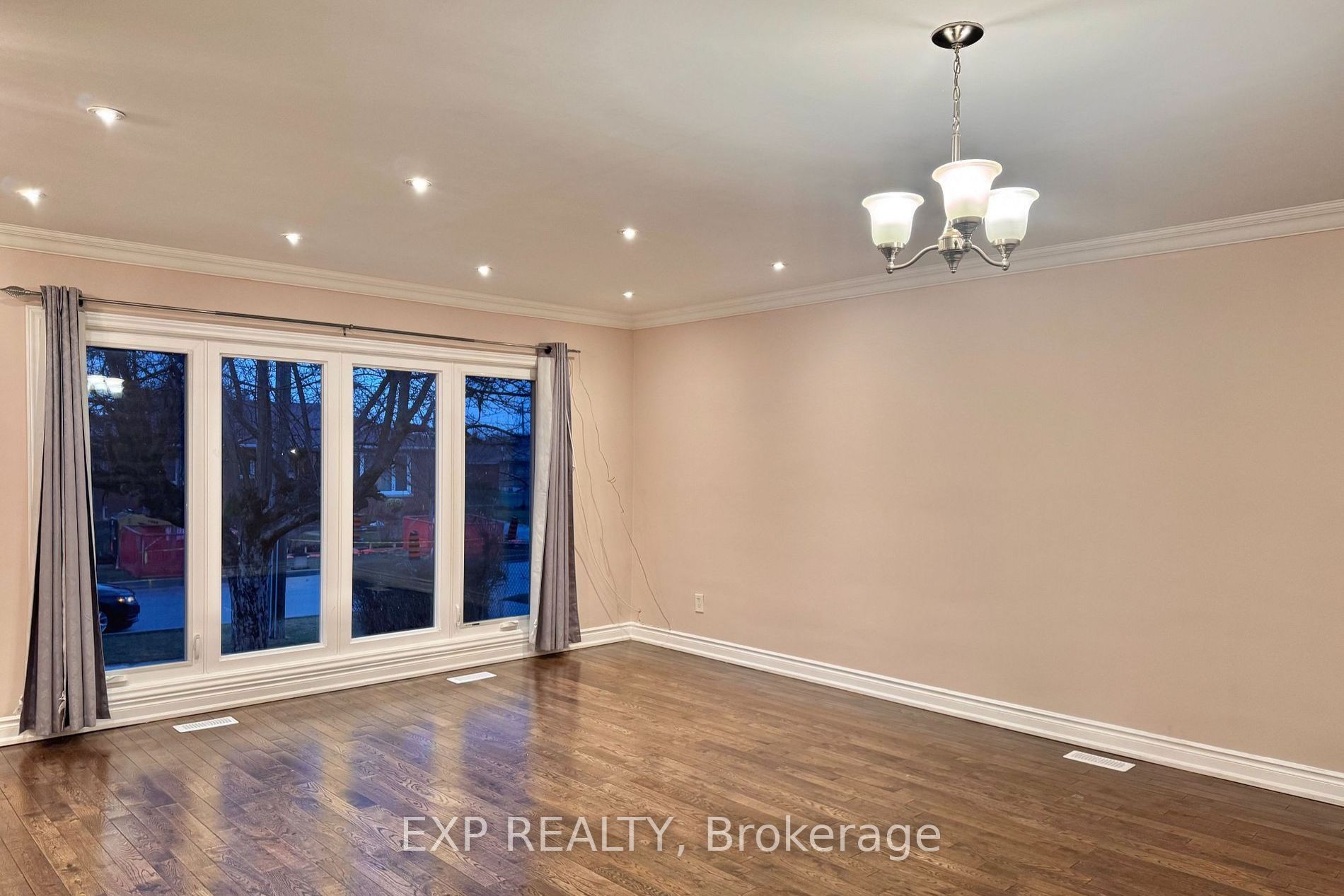 69 Hollyhedge Drive, Scarborough 2