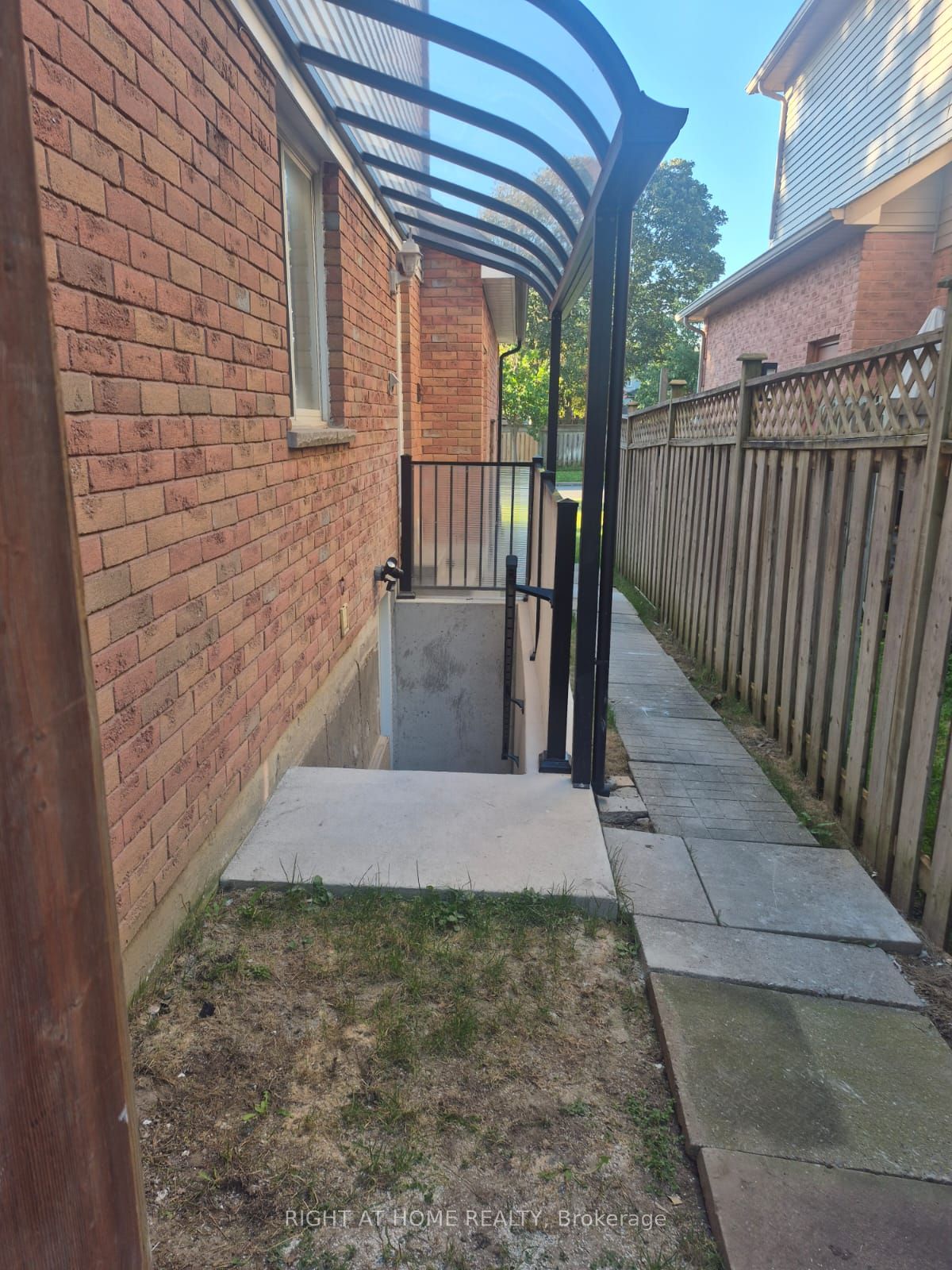 Unit Basement - 70 Lipton Crescent, Whitby 4