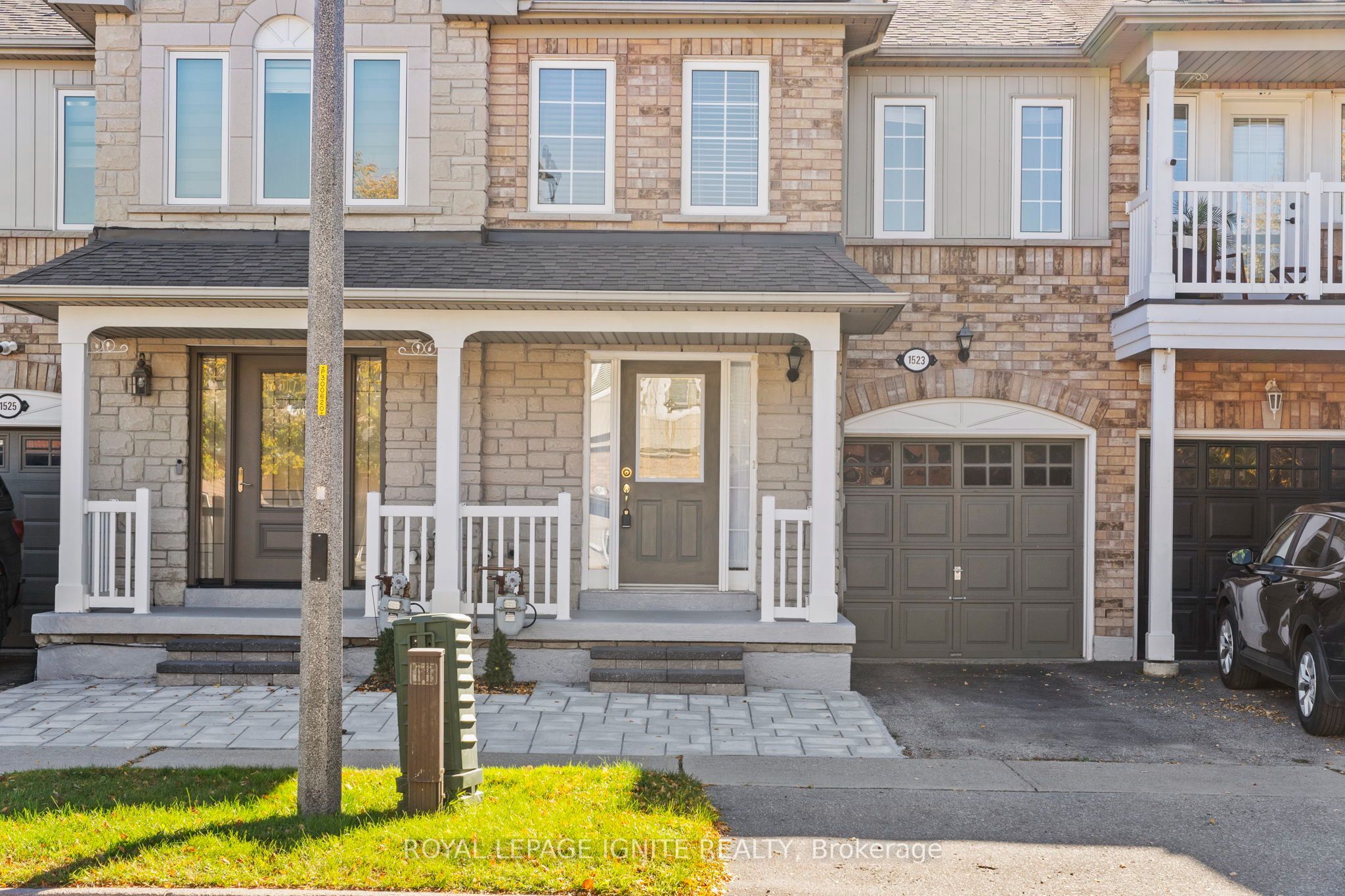 1523 Avonmore Square, Pickering, Ontario For Sale | HouseSigma
