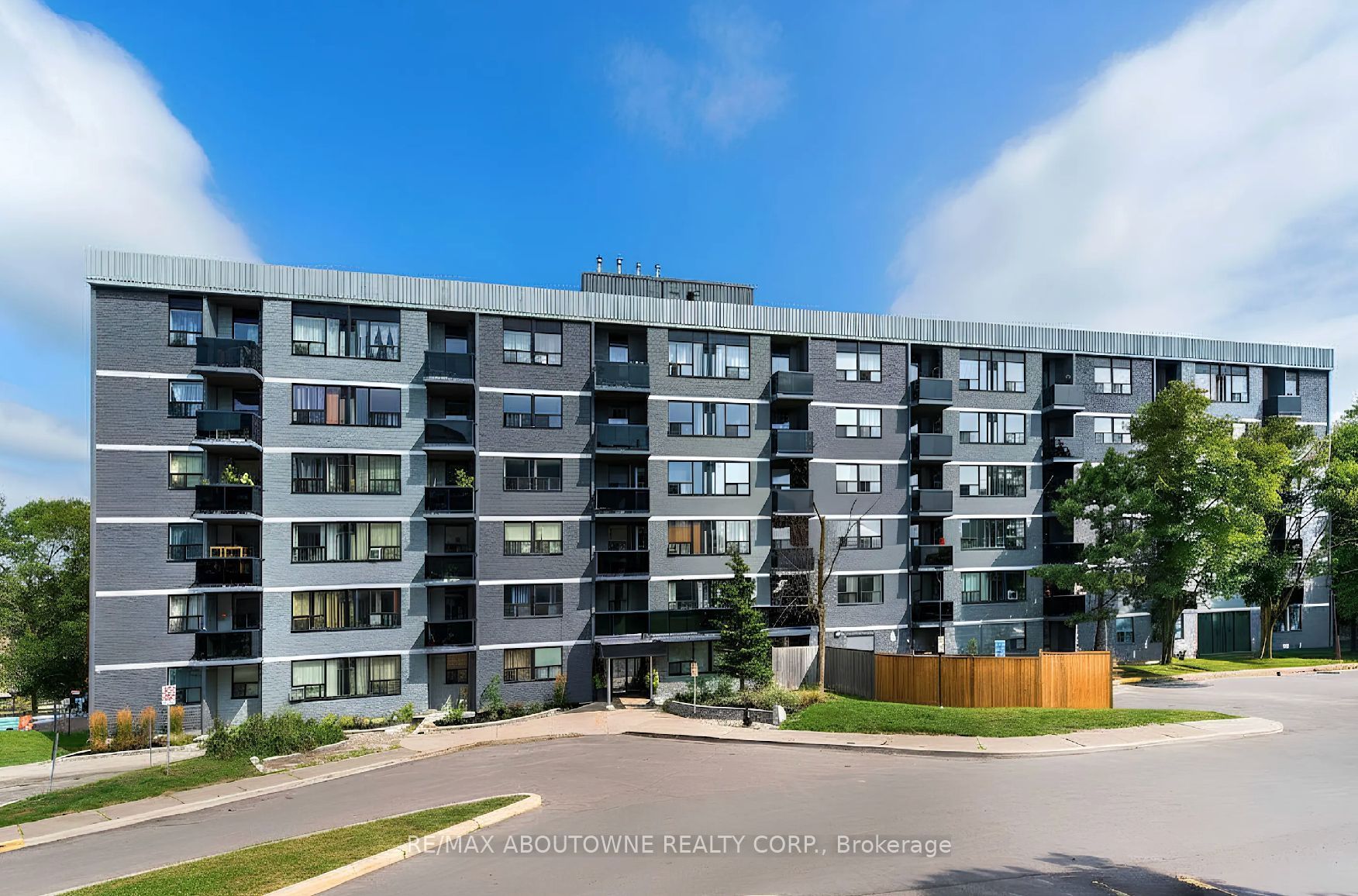 Unit 515 - 145 Wellington Street W, Aurora 1