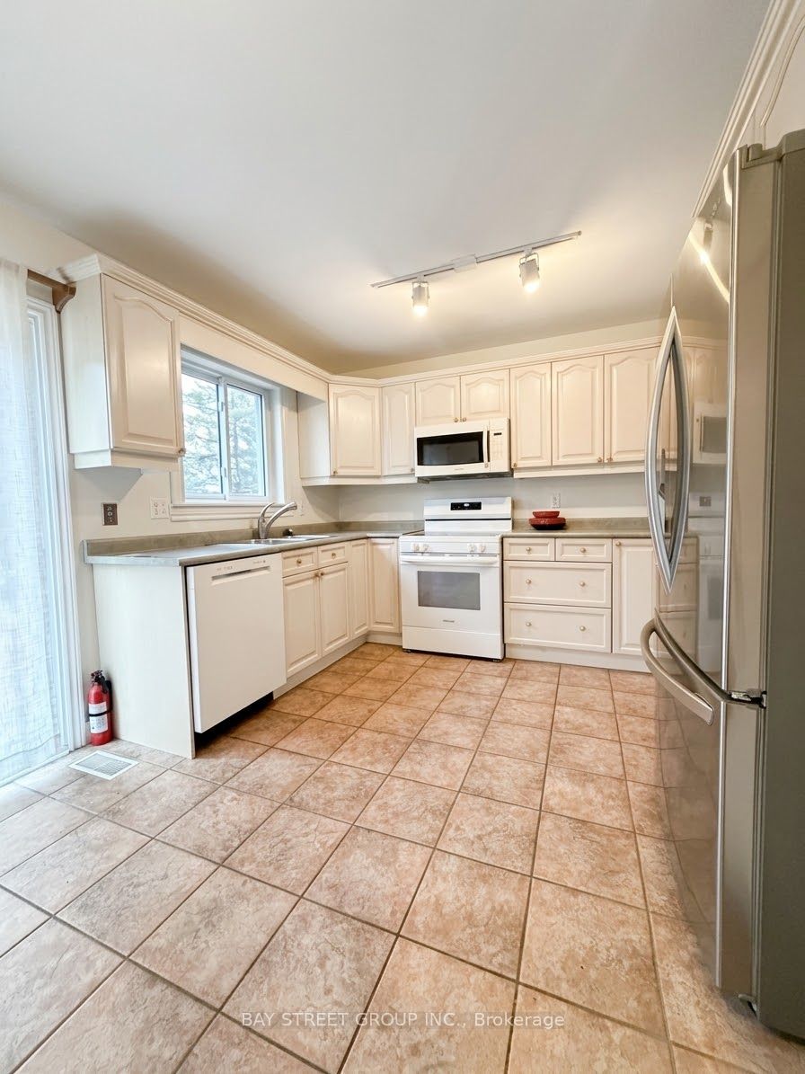 76 Mayfair Drive, Barrie 3