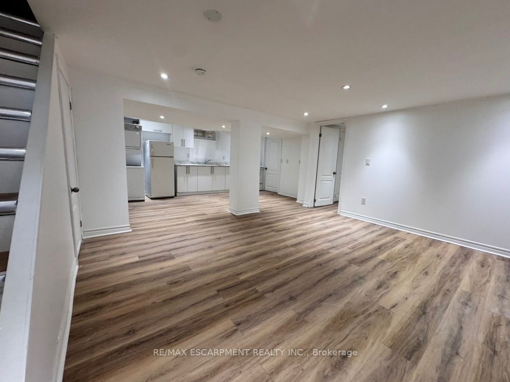 Unit Lower Unit - 46 Plains Road E, Burlington 4