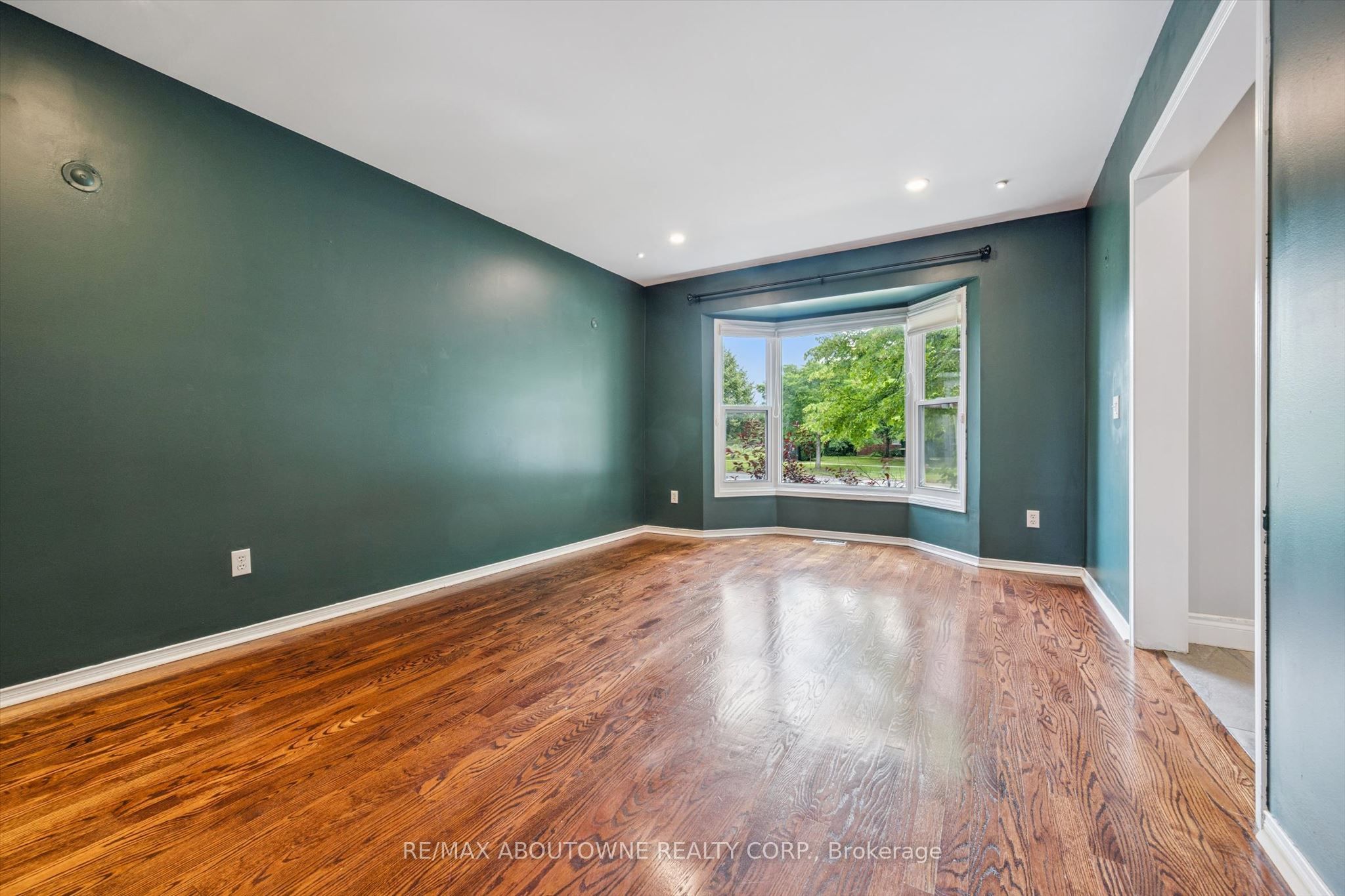 2456 Sixth Line, Oakville 4