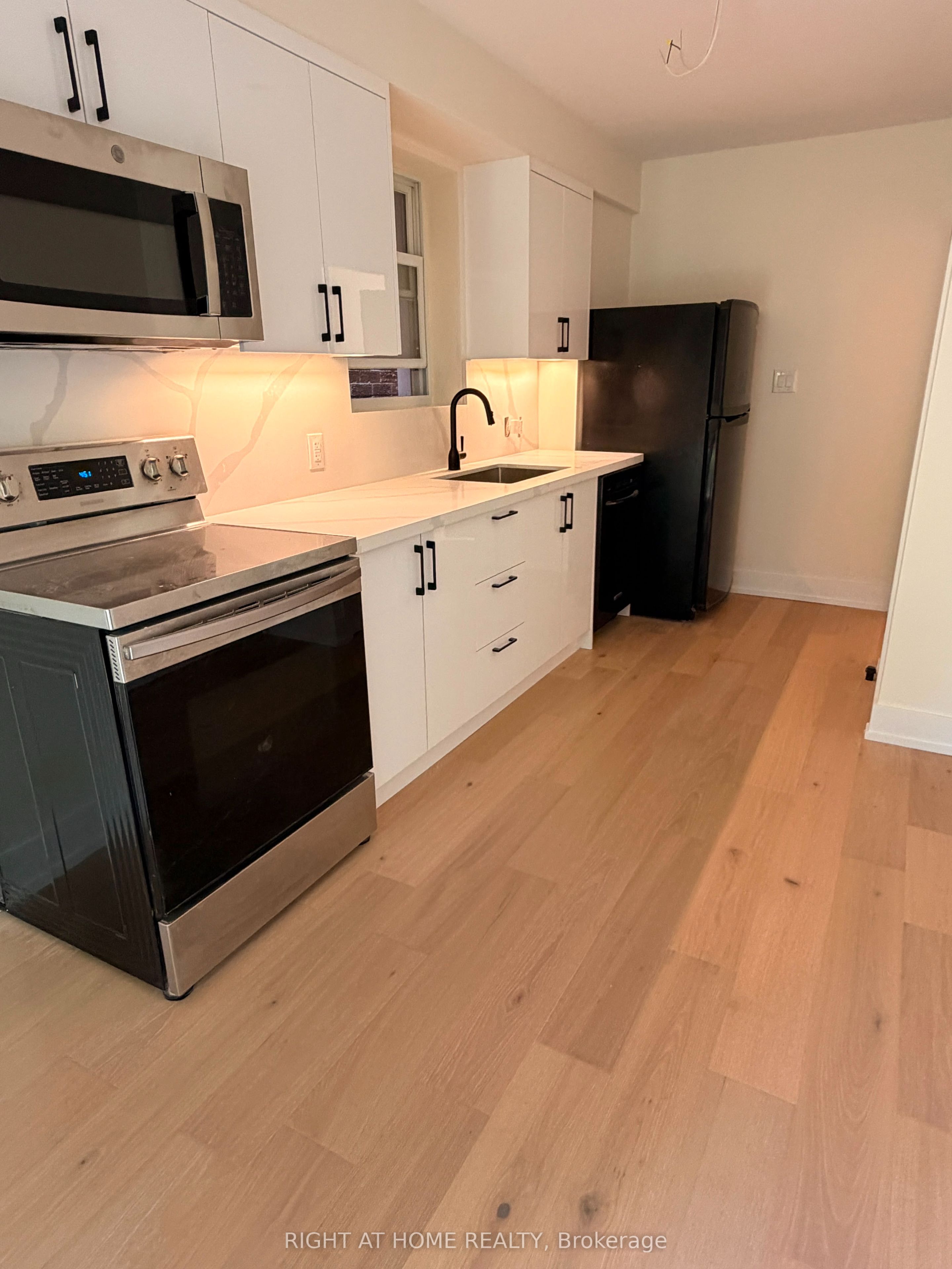 Unit 102 - 3384 Lake Shore Boulevard W, Etobicoke 2