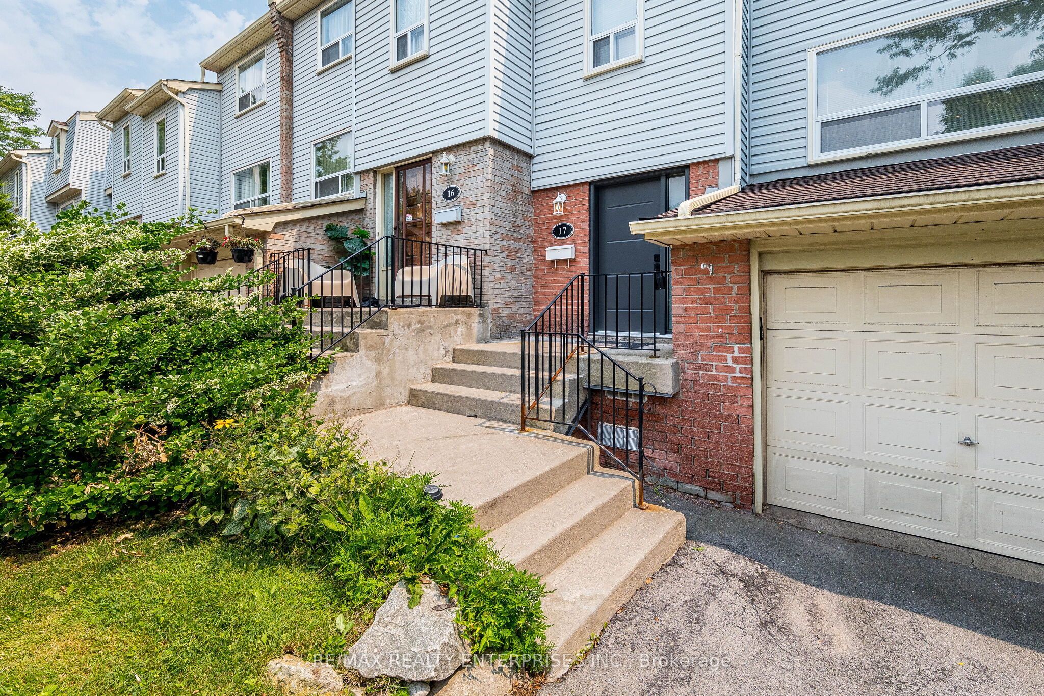 Unit 17 - 1055 Shawnmarr Road, Mississauga 4