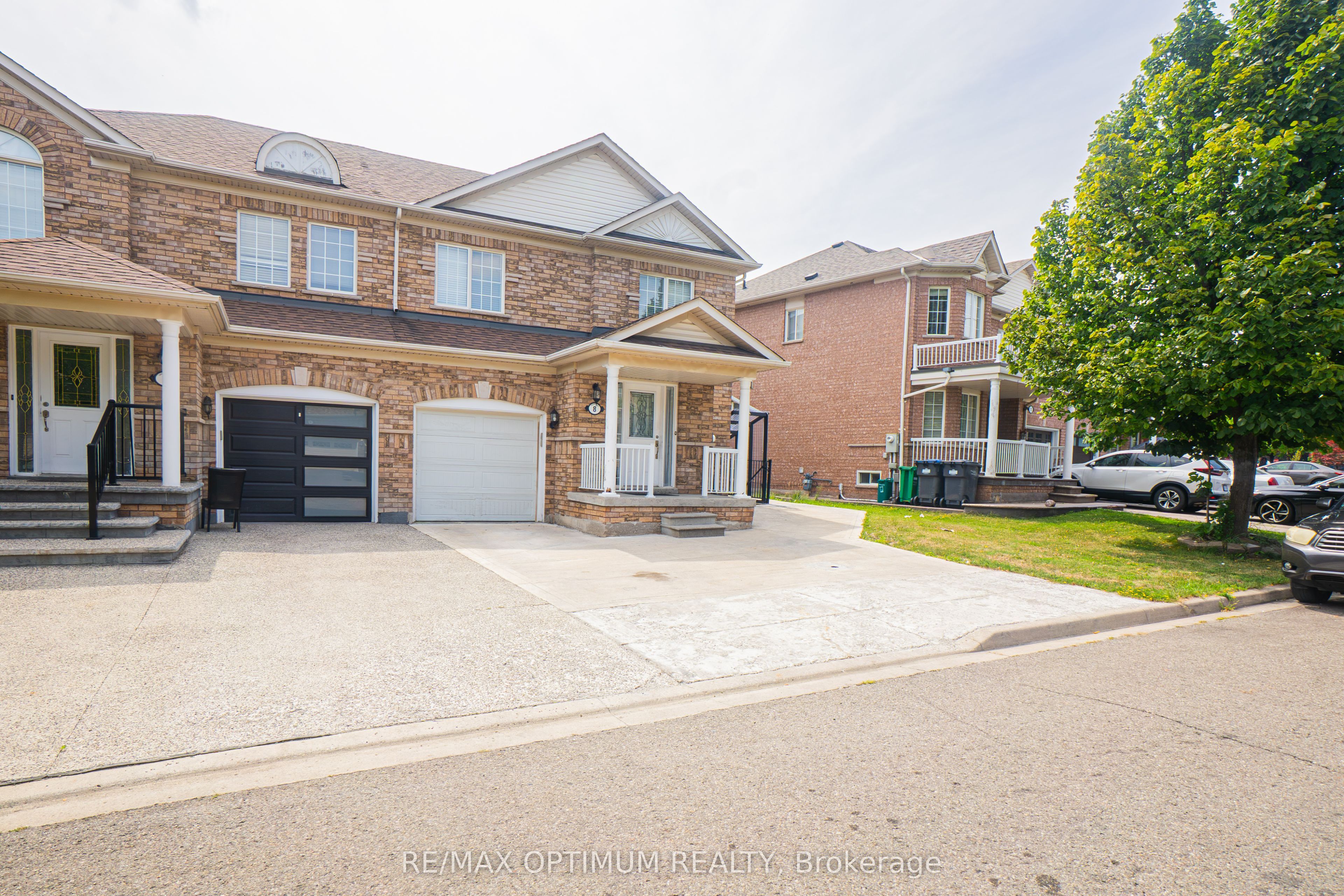 8 Topiary Lane, Brampton 2