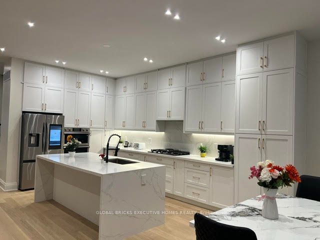 25A Pine Avenue N, Mississauga 3