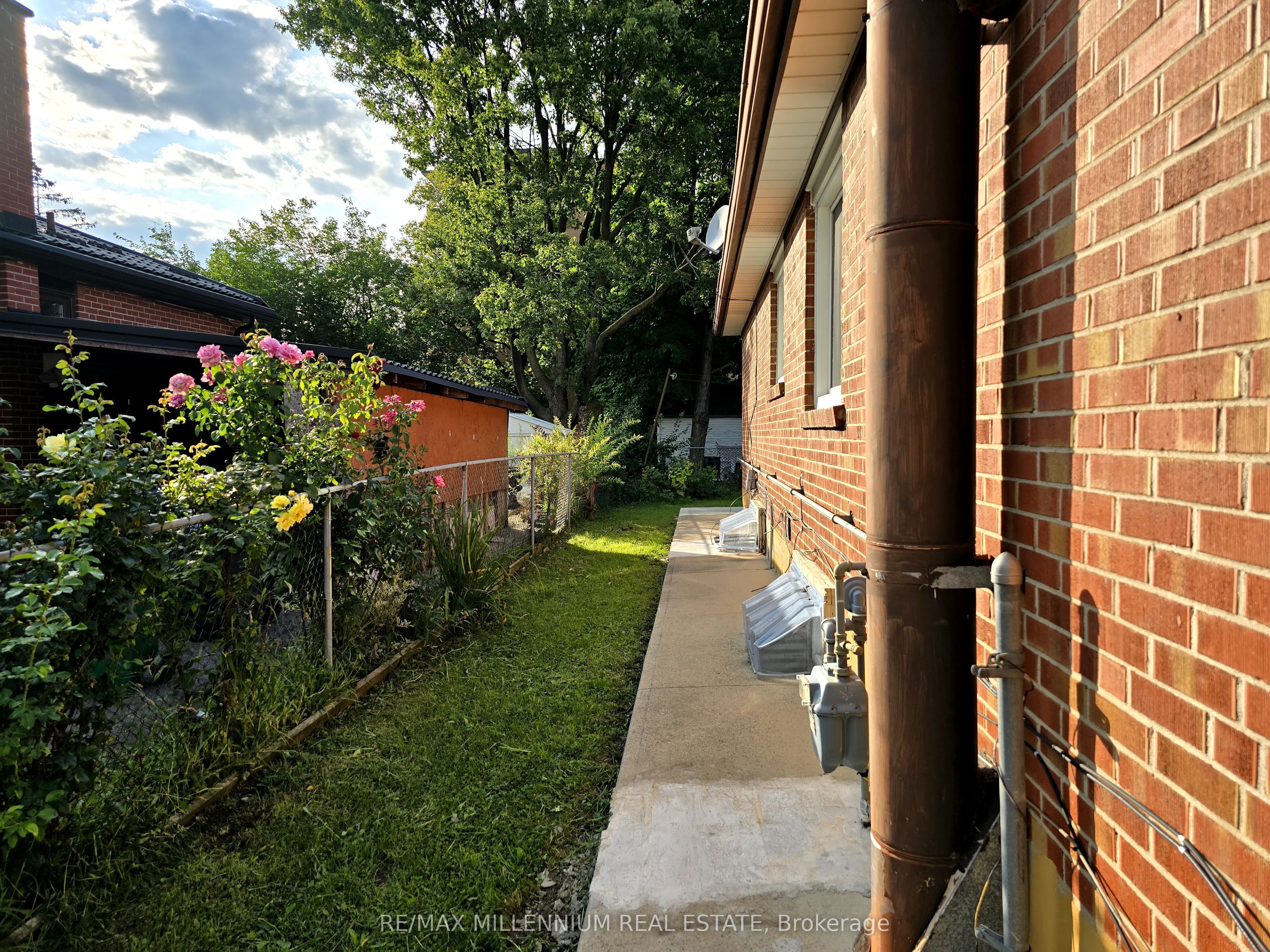 Unit Basement - 14 Charles Street, Brampton 2