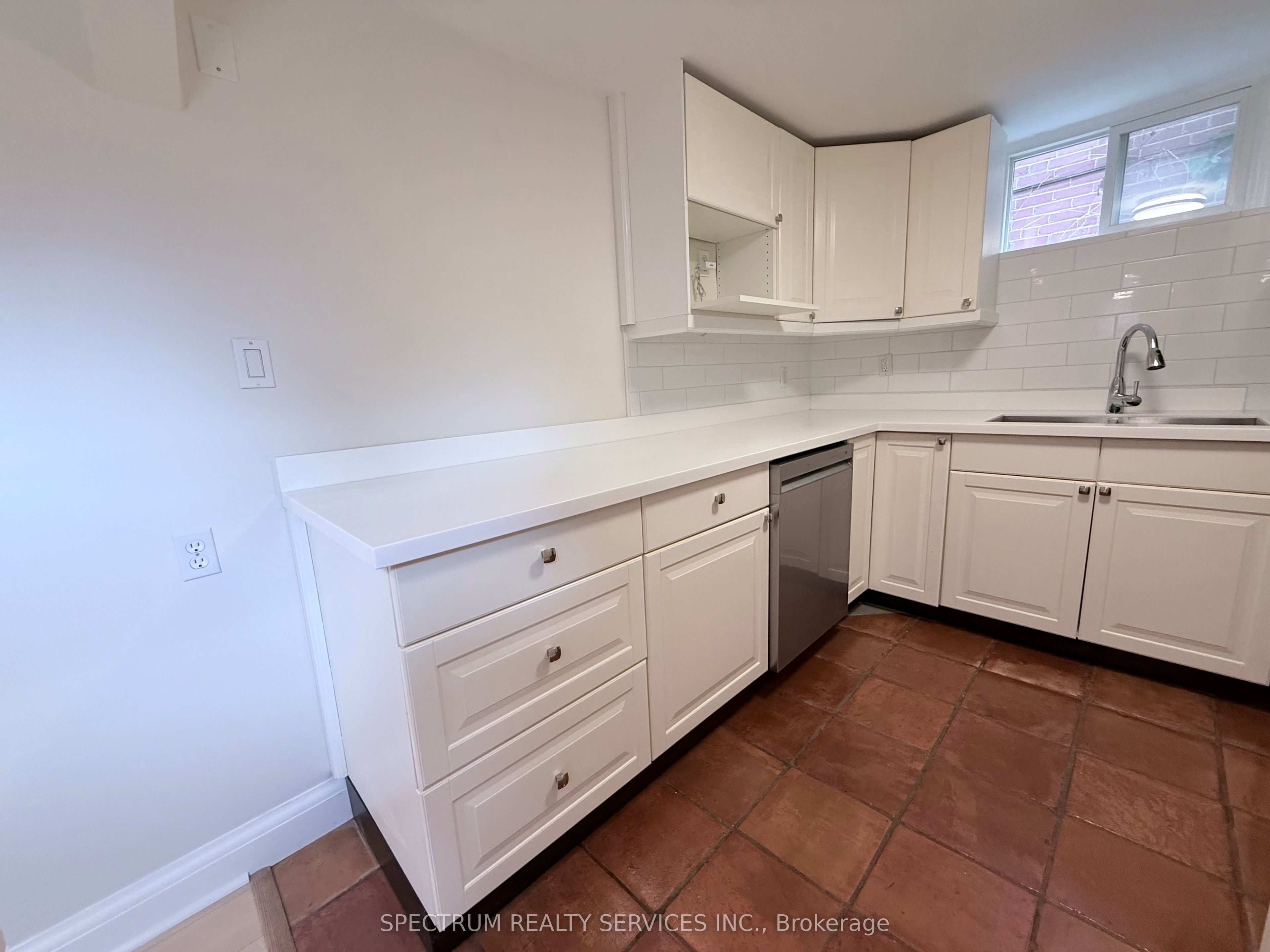 Unit Lower - 172 Queenslea Avenue, North York 4