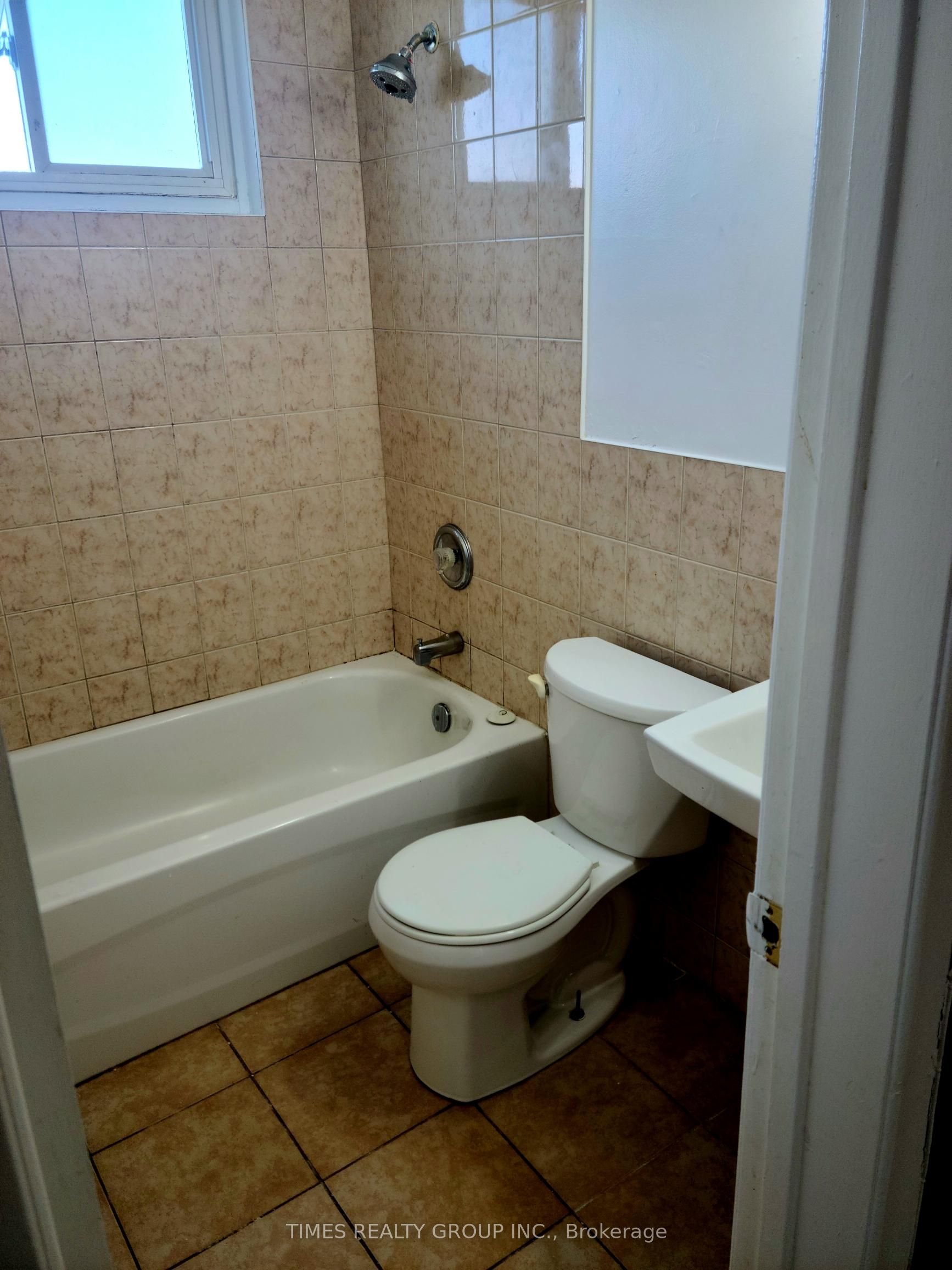 Unit F - 23 Manitou Crescent W, Loyalist 5