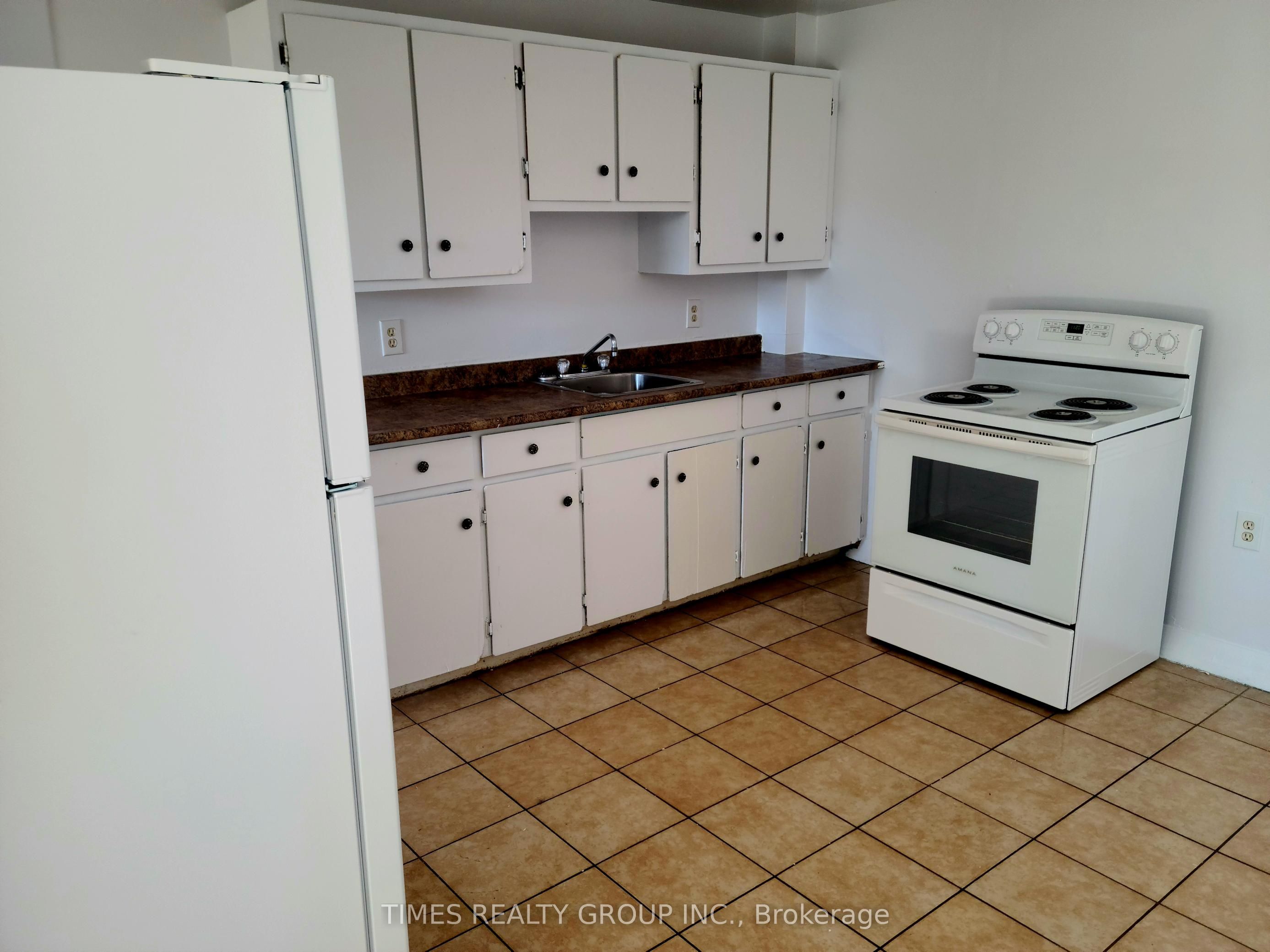 Unit 10 - 11 Manitou Crescent W, Loyalist 4