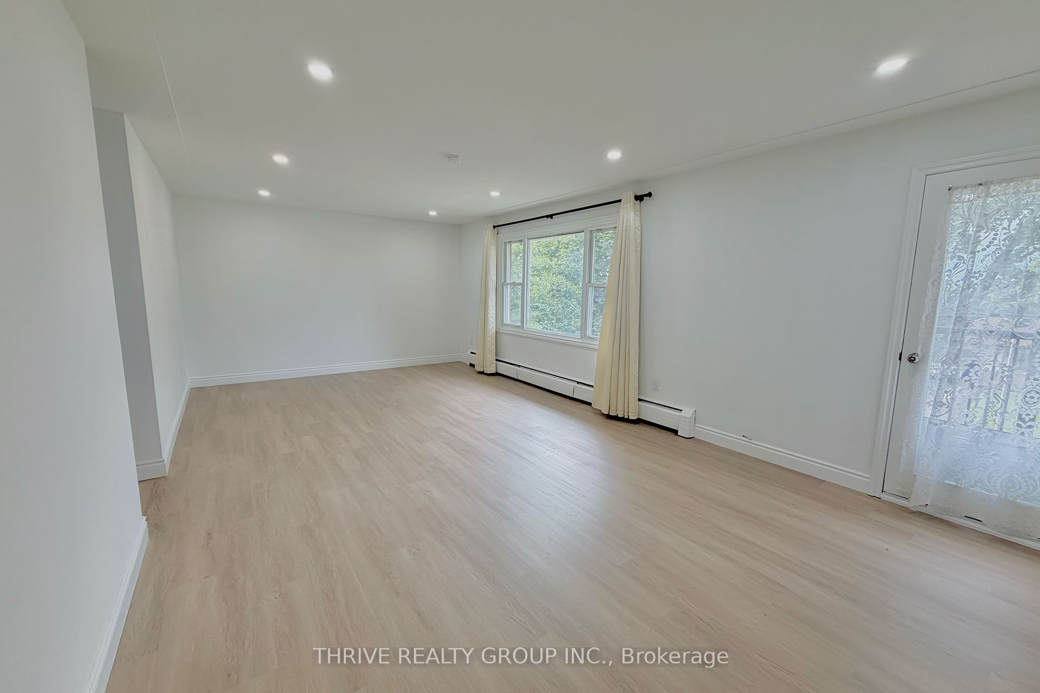 Unit Upper - 1023 Eagle Drive, London 5