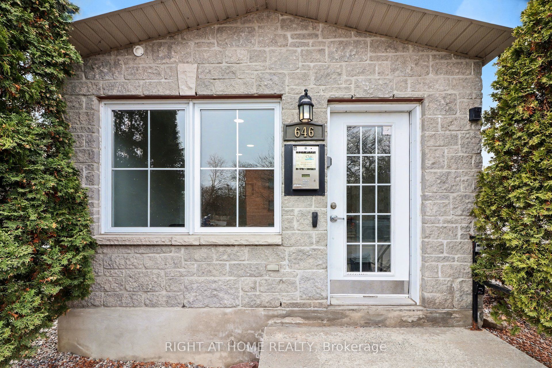 Unit 202 - 646 Cummings Avenue, Ottawa 4