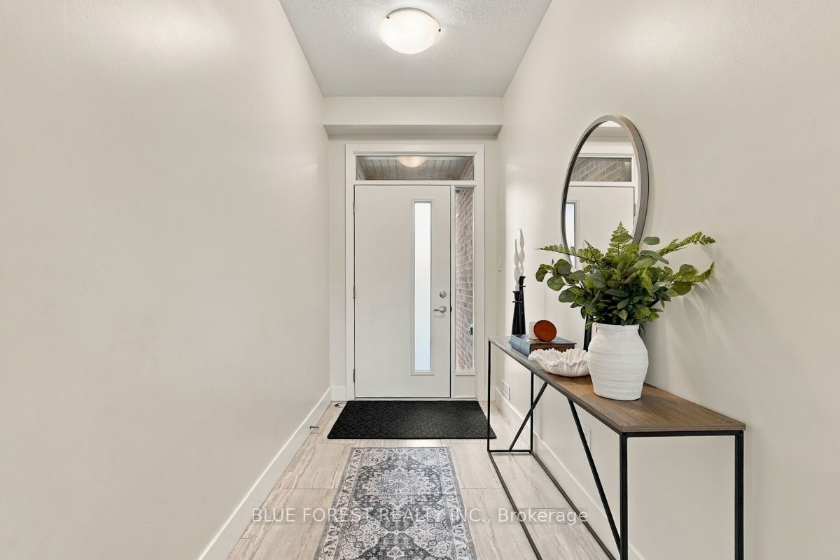 2112 Meadowgate Boulevard, London 4