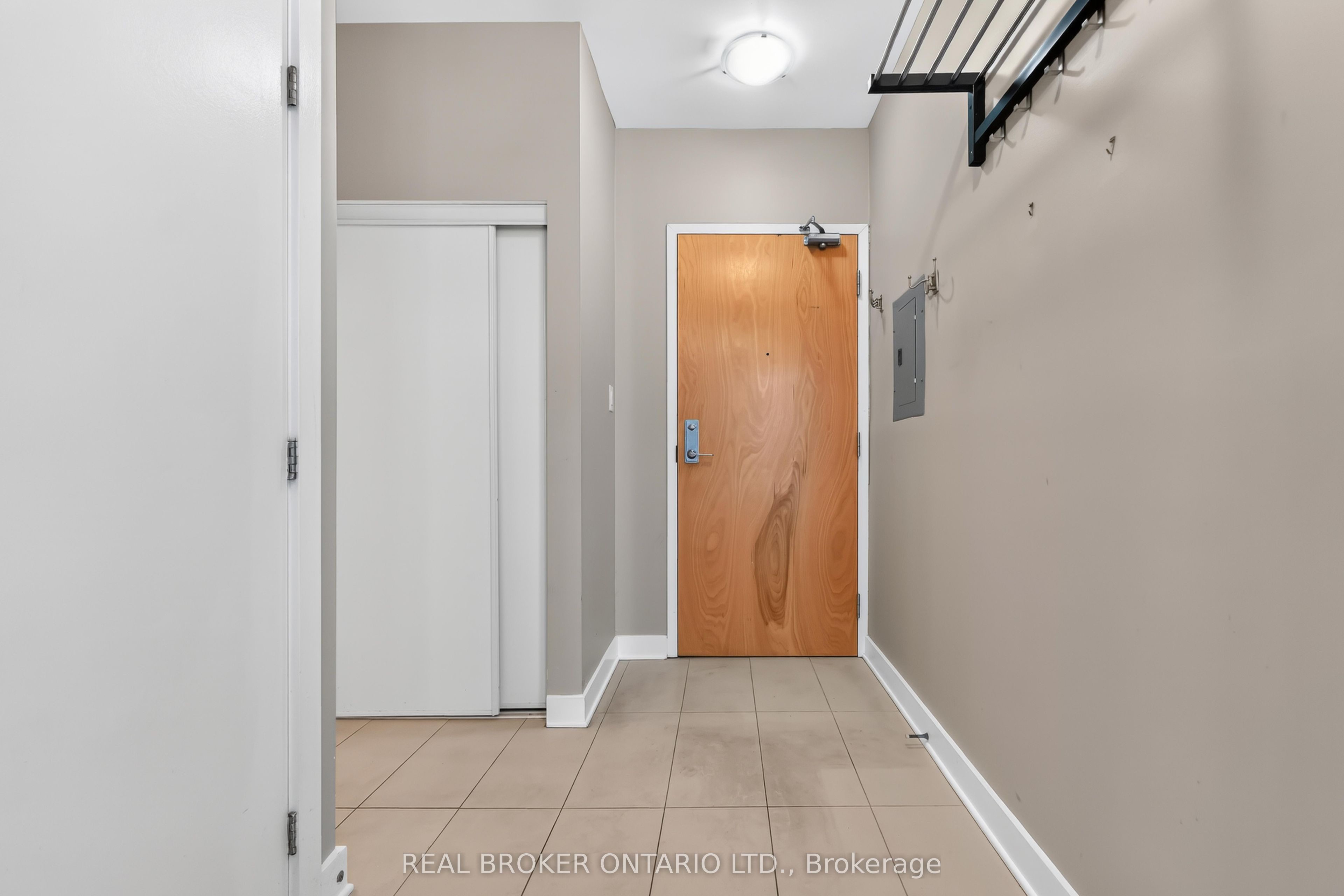 Unit 201 - 360 Cumberland Street, Ottawa 3
