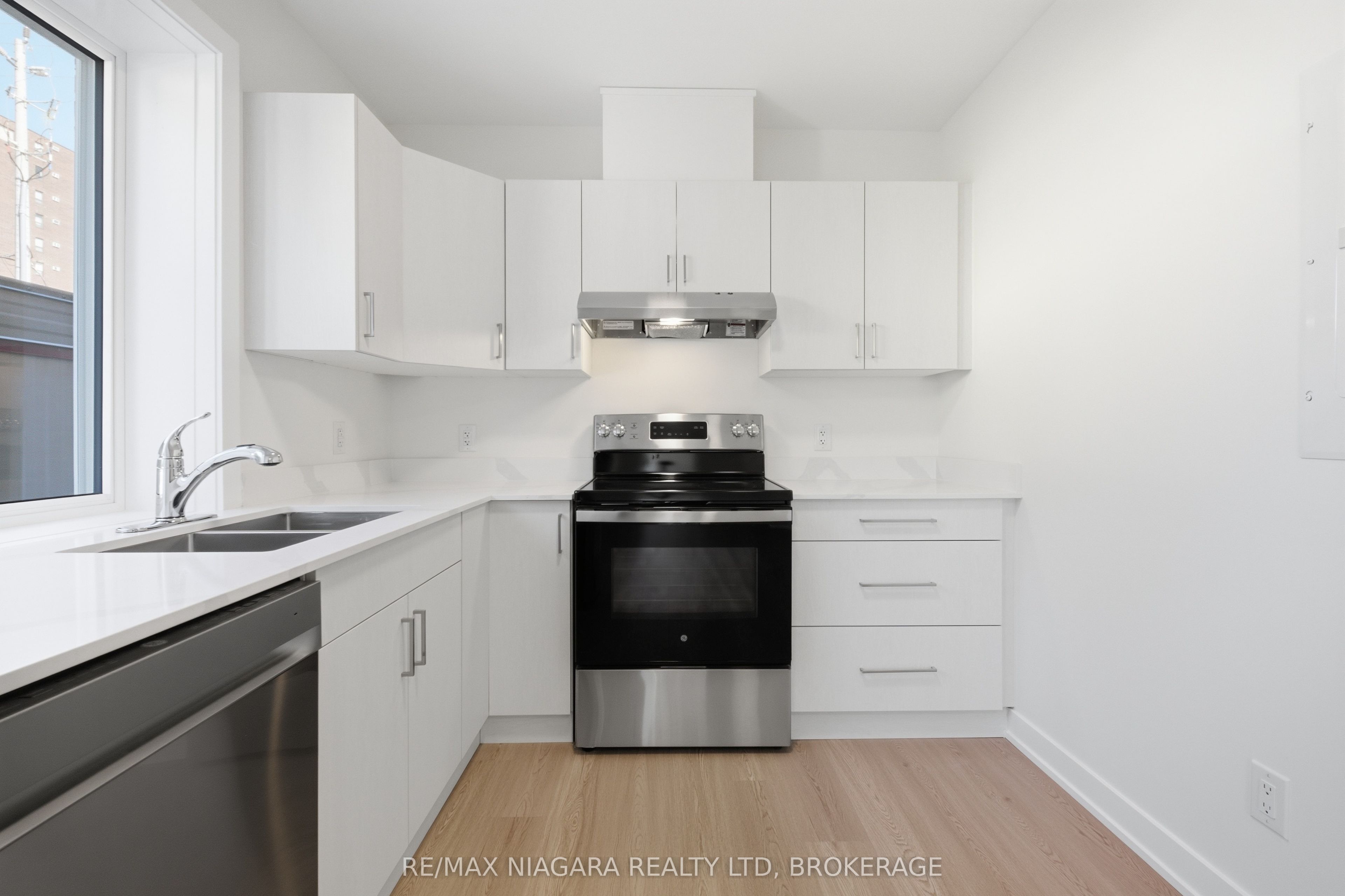 Unit 103 - 140 Church Street, St. Catharines 2
